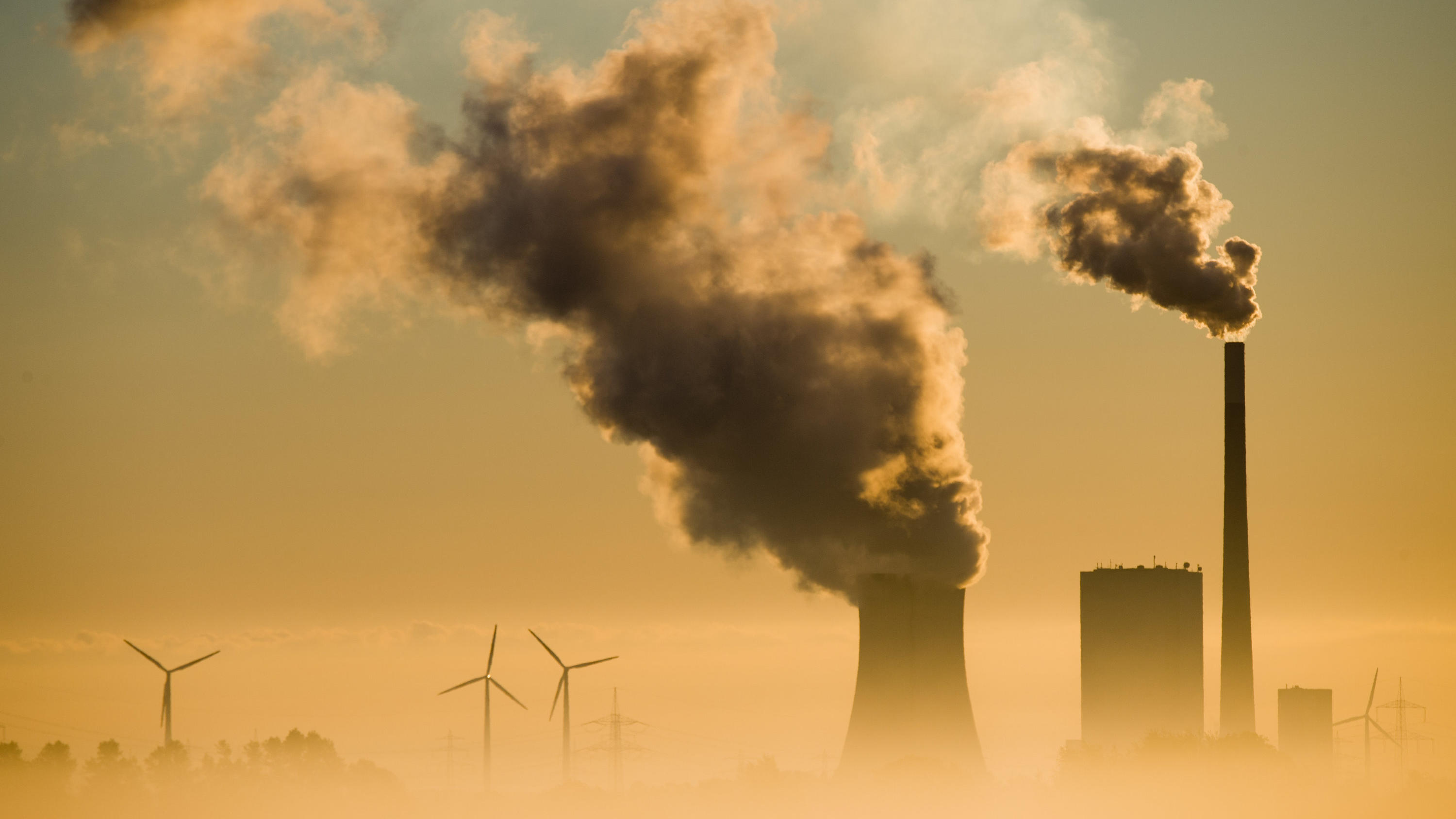 Rekordwerte gemessen: So viel CO2, wie seit 800.000 Jahren nicht mehr ARCHIV - 10.09.2015, Niedersachsen, Hohenhameln: Das Kohlekraftwerk Mehrum und Windräder produzieren Strom. Die Diskussion um die Einführung einer CO2-Steuer beschäftigt ab Donnerstag die Umweltminister aus Bund und Ländern bei ihrer Konferenz in Ham