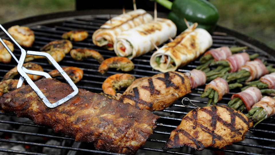 Das sind die fünf größten Fehler beim Grillen ARCHIV - Spareribs, Gemüse, gefüllte Hühnerbrust und Garnelen liegen am 19.05.2013 während der 18. Deutschen Grillmeisterschaft in Göppingen auf dem Grill von Michael Hoffmann, Teamchef des Grillteam Gut Glut e.V. Mit Grillgabel, Schürze und ganz vie