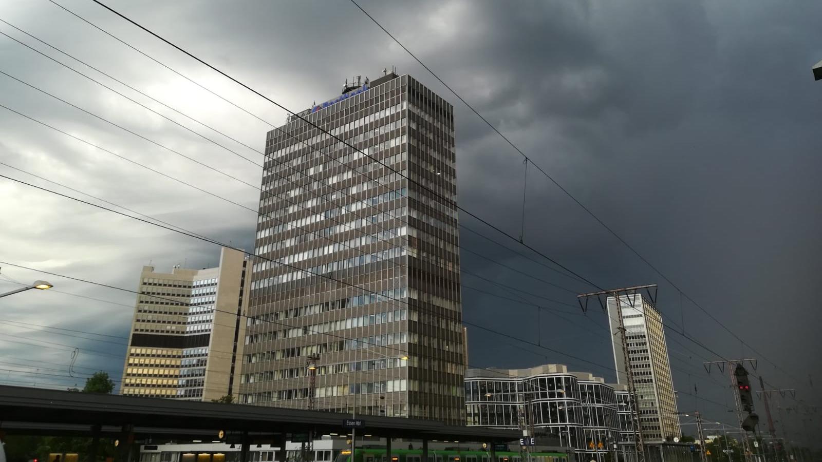 Kräftige Gewitter über Deutschland Am Himmel braut sich was zusammen