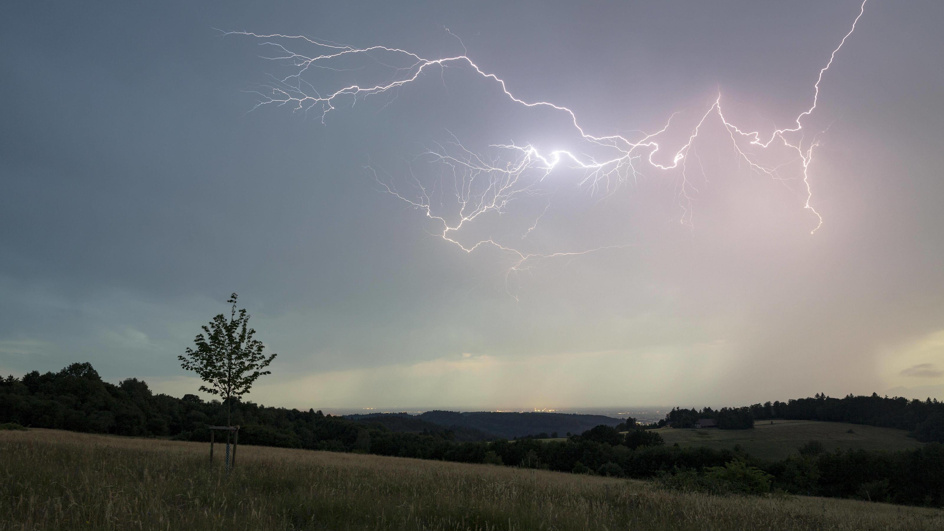Wetterbericht für den 04.06.2020: Kurze Gewitterberuhigung in der Nacht Gewitter mit mehreren Blitzen, bei Lahr im Schwarzwald, Baden-Württemberg, Deutschland, Europa Copyright: imageBROKER/StefanxArendt ibxsta04303450.jpg Bitte beachten Sie die gesetzlichen Bestimmungen des deutschen Urheberrechtes hinsichtlich der Name