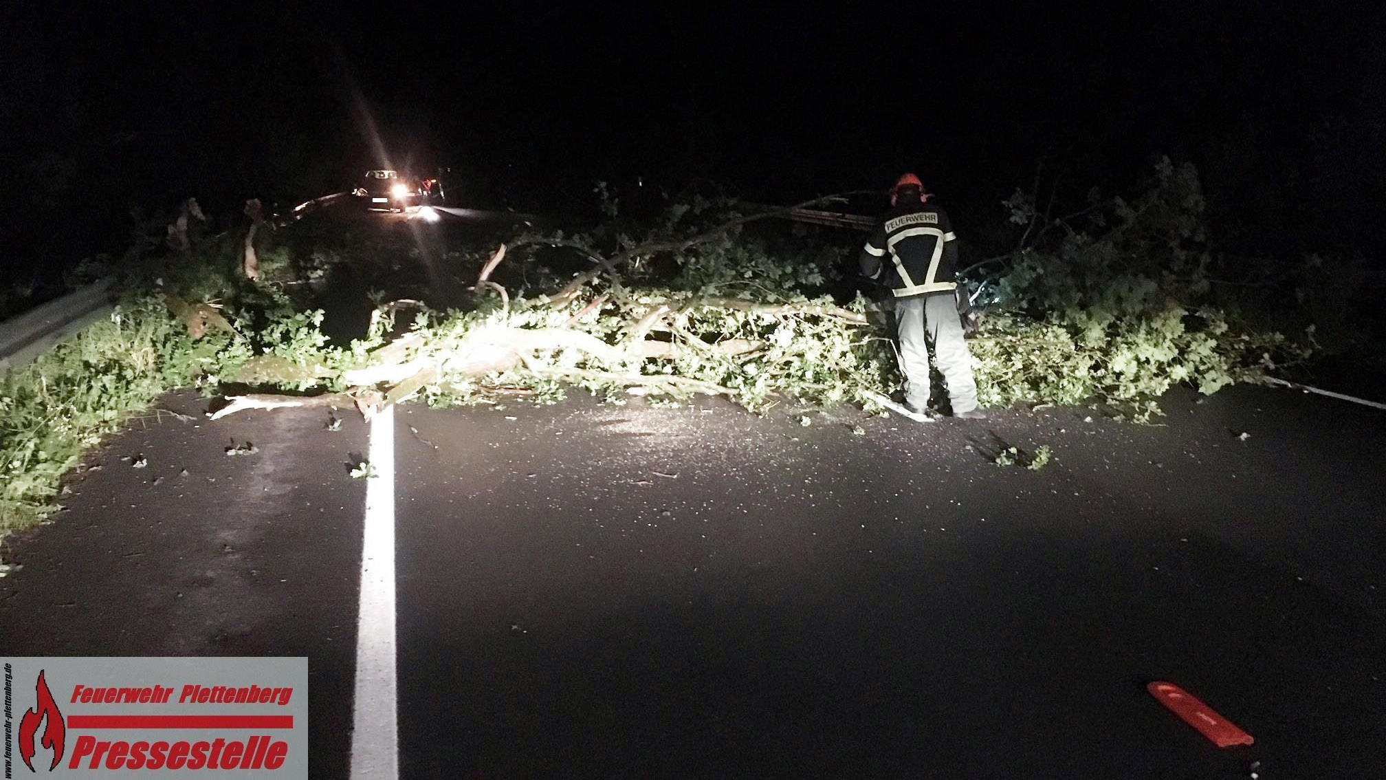 Unwetter in Deutschland: Windhose erfasst Festzelt HANDOUT - 08.06.2019, Nordrhein-Westfalen, Plettenberg: Ein Baum liegt auf der Bundesstraße B236. Nach Angaben der Feuerwehr fuhr in der Dunkelheit ein Auto in den quer über der Fahrbahn liegenden Baum und wurde schwer beschädigt Foto: -/Feuerwehr Pl