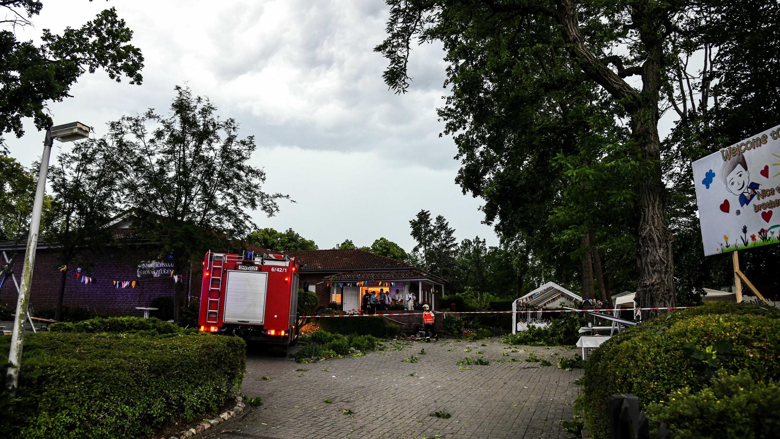 Unwetter über Deutschland: Hagel, Sturzfluten und orkanartige Böen 12.06.2019, Brandenburg, Oranienburg: Rettungsfahrzeuge stehen nach einem Unwetter vor einem anwesen auf dem mehrere Menschen durch das Gewitter verletzt wurden. Nach den heftigen Sommergewittern mit Starkregen, Überflutungen und Verkehrsbehinderunge