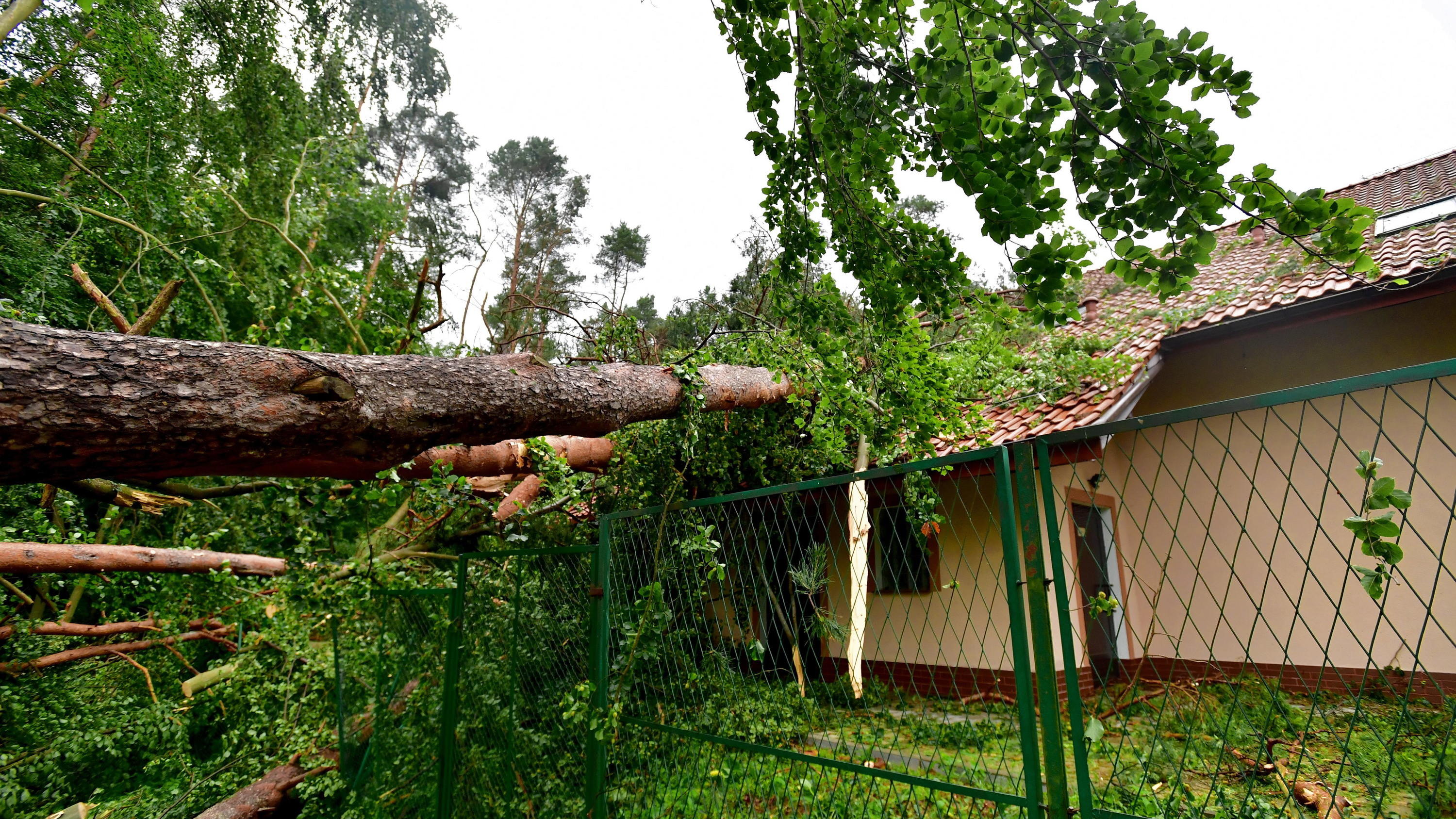 Schwere Unwetter in Europa: Zwei Touristinnen sterben am Genfer See Unwetter auch in Polen