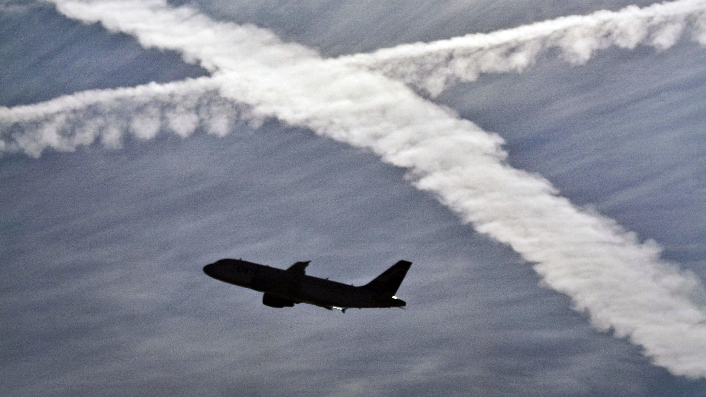 5 Hammertipps für die eigene Wettervorhersage ARCHIV - 17.02.2010, Hessen, Frankfurt/Main: Ein Flugzeug startet vom Flughafen Frankfurt am Main vor zwei Kondensstreifen am Himmel, die sich kreuzen. (zu dpa