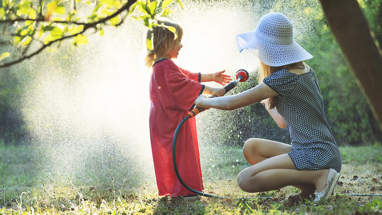Wasser marsch! 5 Tipps, die Ihren Rasen vor der Hitze retten Rasen richtig bewässern