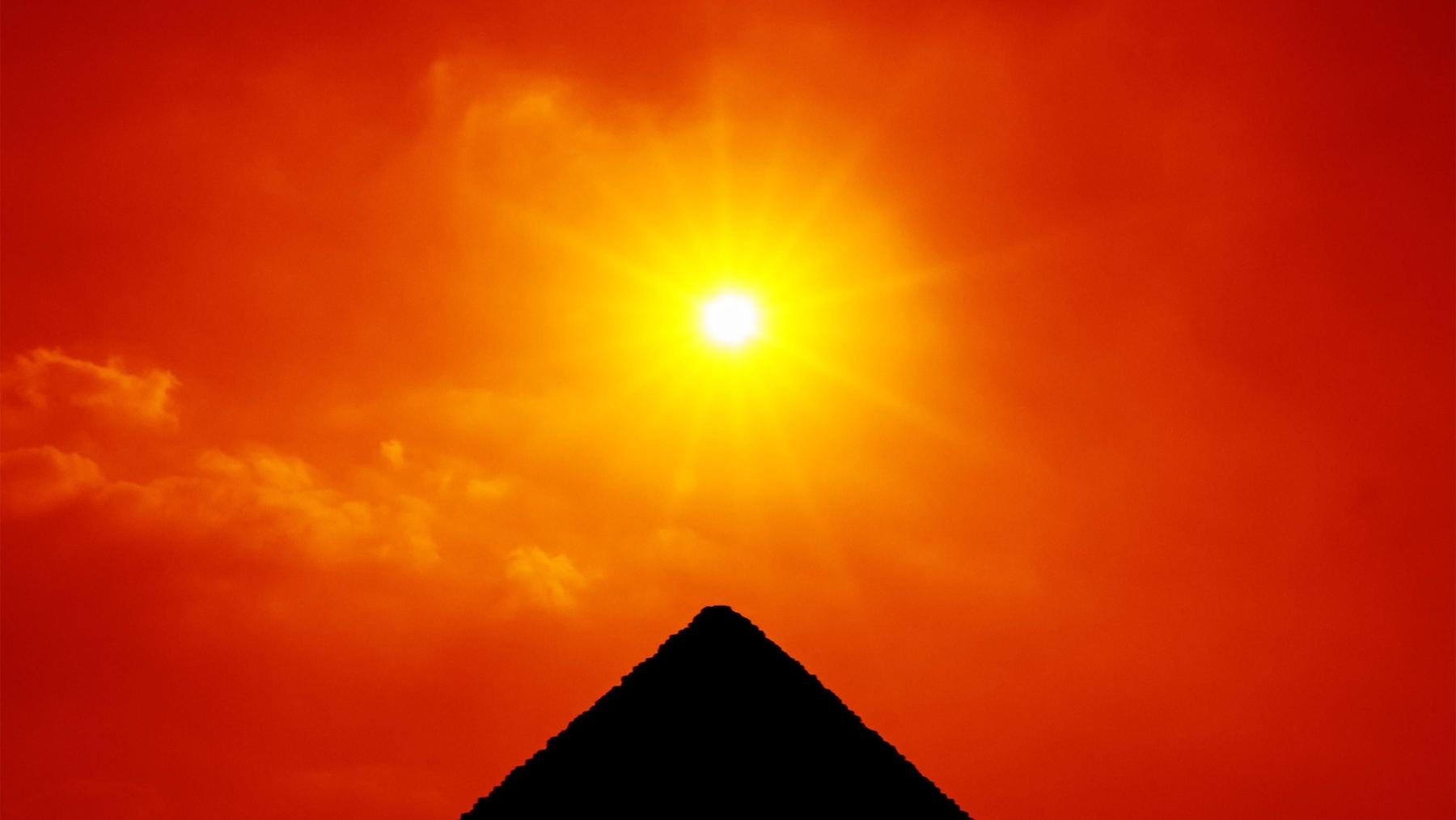Blutsonne durch Saharastaub Silhouette der Gizeh-Pyramide beim Sonnenuntergang vor blutrotem Himmel, Aegypten, al-Qahira, Kairo Silhouette of the Giza pyramid at sunset against a blood-red sky, Egypt, al-Qahira, Kairo BLWS517080 Copyright: xblickwinkel/McPHOTO/M.xGannx