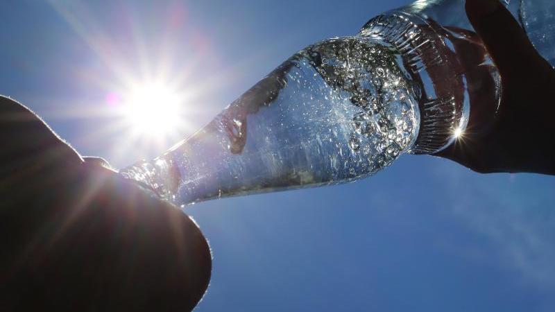 So gefährlich sind Cola, Wasser & Co. bei Hitze Trinken bei Hitze