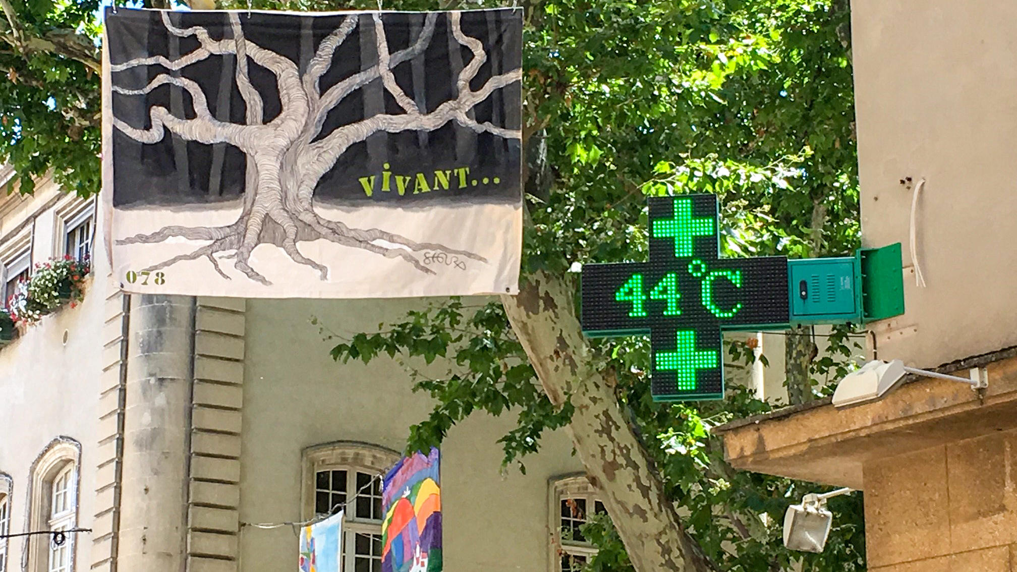 Klimawandel: 2019 war das wärmste Jahr in Europa 28.06.2019, Frankreich, Carpentras: Die Temperaturanzeige auf einem Apothekenschild zeigt 44 Grad Celsius. Erstmals hatte der französische Wetterdienst für Freitag Alarmstufe Rot wegen Hitze ausgerufen. Foto: Patrick Valasseris/AFP/dpa +++ dpa-Bildfu