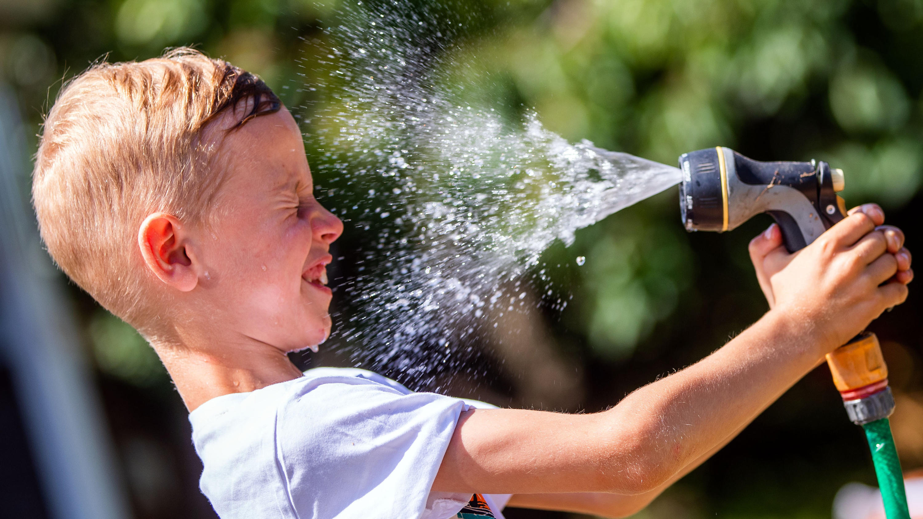 Weichenstellung für den Sommer - Polarwirbel raus, Wärme könnte kommen Der sieben Jahre alte Mattis erfrischt sich mit kaltem Wasser aus dem Gartenschlauch. Bei nahezu wolkenlosem Wetter mit viel Sonne kommt diese Abkühlung offensichtlich wie gerufen.