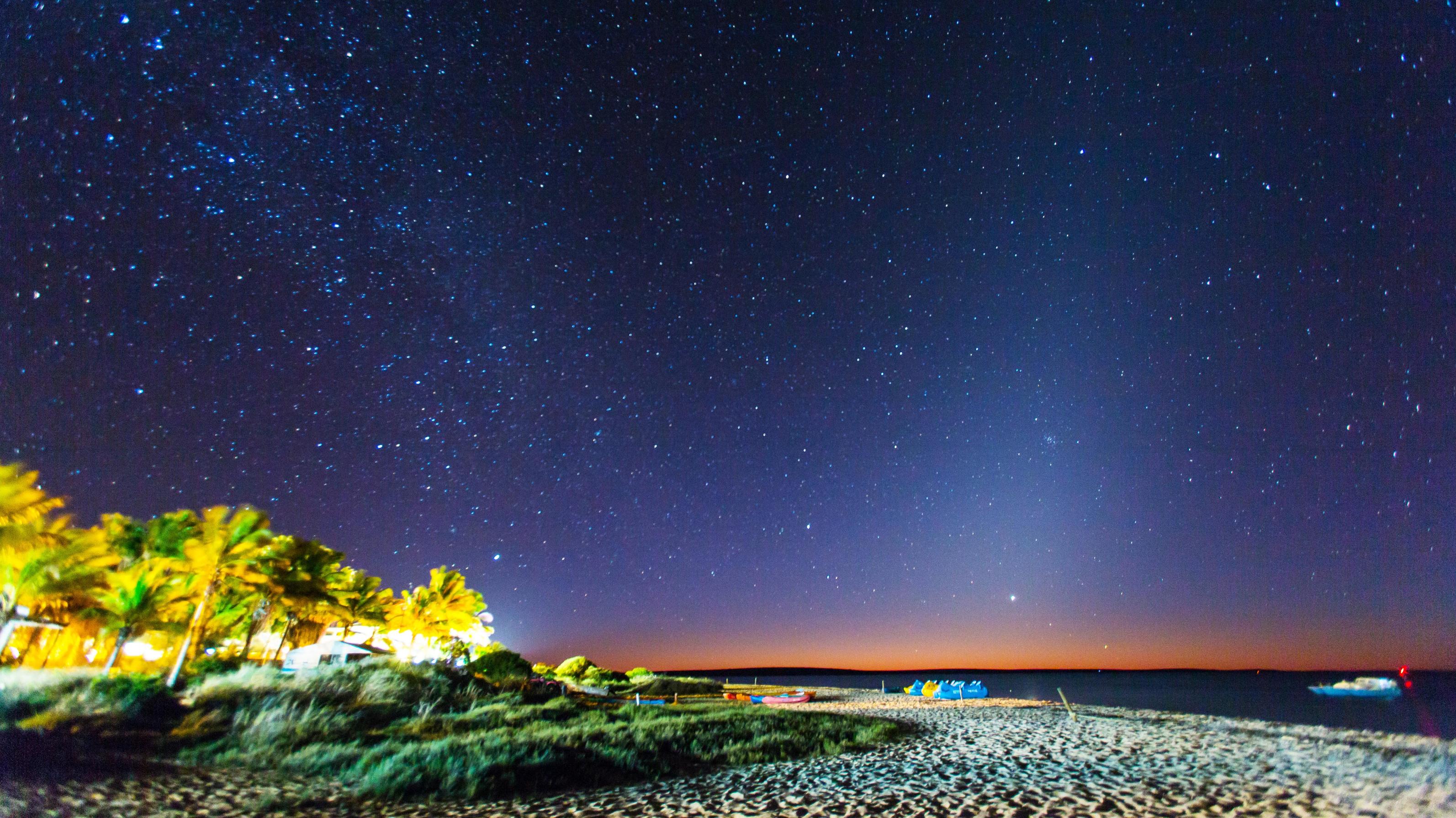 Highlights am Juli-Himmel: Aquariiden-Sternschnuppen, Jupiter und Saturn Jupiter und Saturn erhellen den Juli-Himmel.