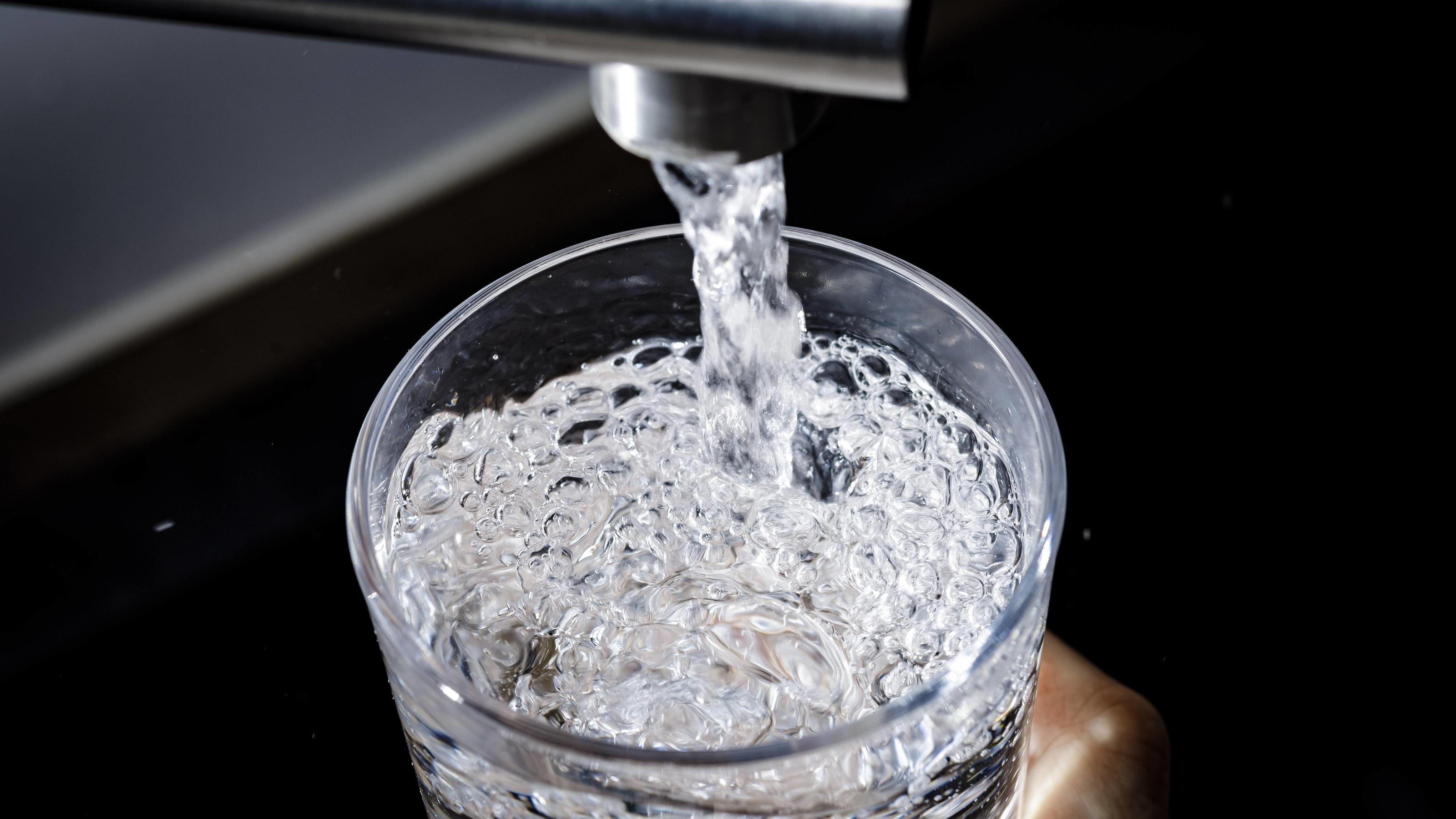 Streiten wir uns bald mit den Bauern ums Trinkwasser? Symbolfoto: Wasser fliesst aus einem Wasserhahn in ein Glas. Berlin, 24.02.2019. Berlin Deutschland *** Symbol photo Water flows from a tap into a glass Berlin 24 02 2019 Berlin Germany PUBLICATIONxINxGERxSUIxAUTxONLY Copyright: xThomasxTrutschel/pho