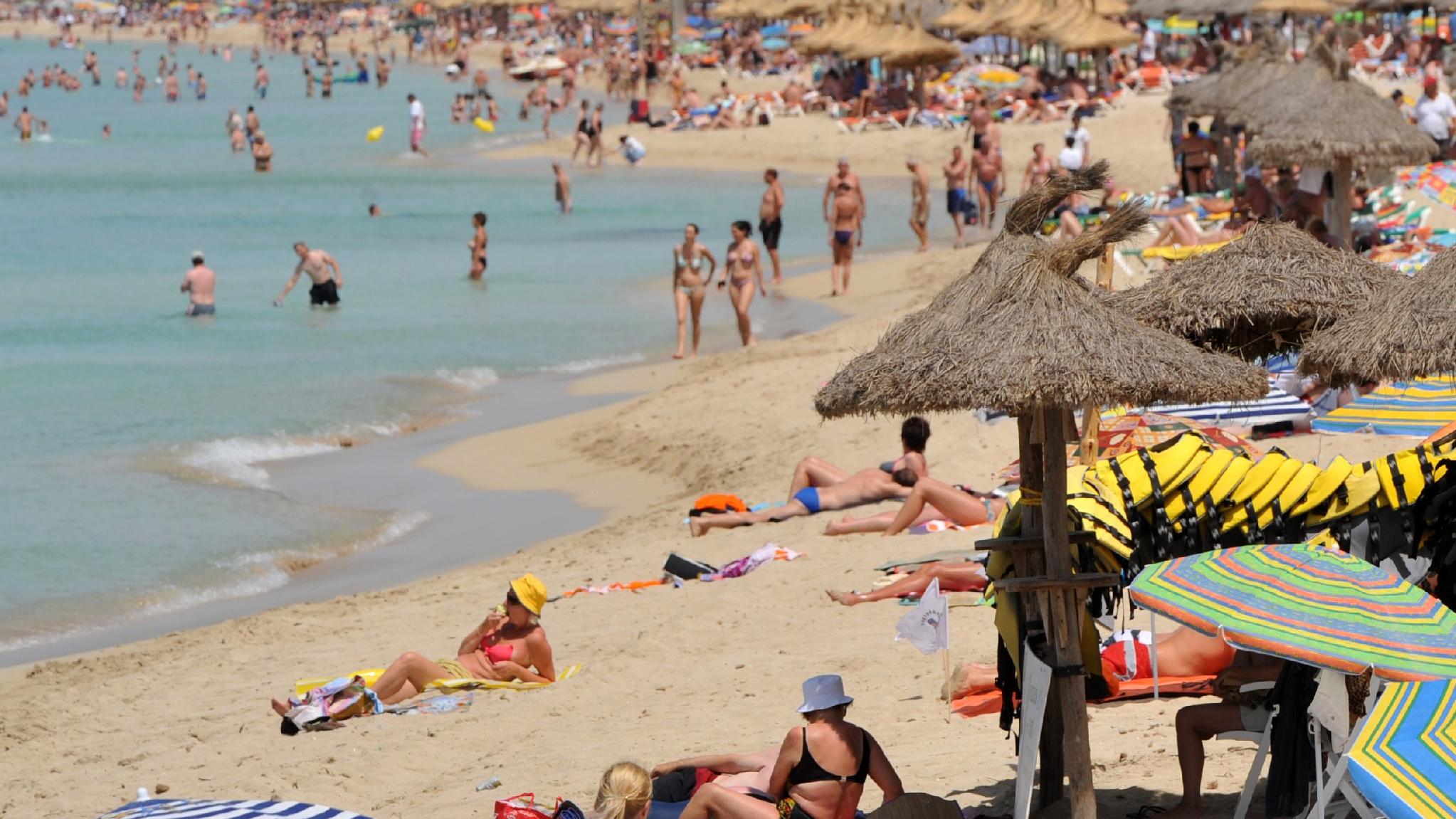 Ekel-Alarm an Mallorca-Stränden: Das müssen Urlauber jetzt wissen Hochbetrieb am Strand von Arenal auf Mallorca.