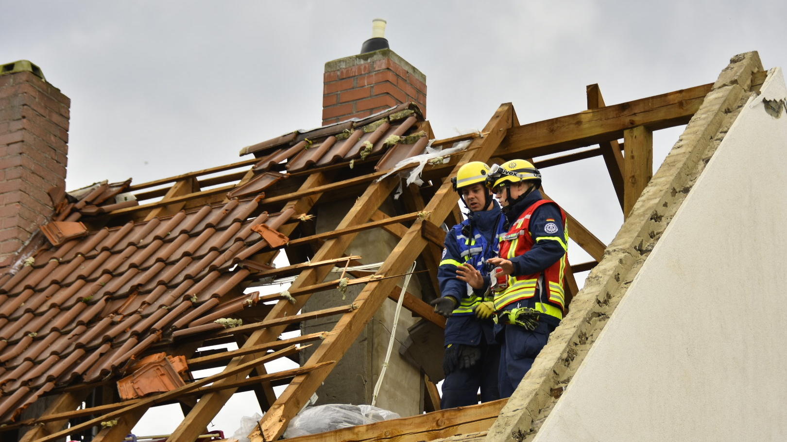Heftiges Unwetter: Hier rast ein Tornado auf Bobenheim zu 12.07.2019, Rheinland-Pfalz, Bobenheim am Berg: Ein beschädigtes Dach eines Hauses in Bobenheim am Berg. In Rheinland-Pfalz soll ein Tornado einen sechsstelligen Sachschaden verursacht haben. Durch herabfallende Dachziegel seien in Bobenheim am Berg