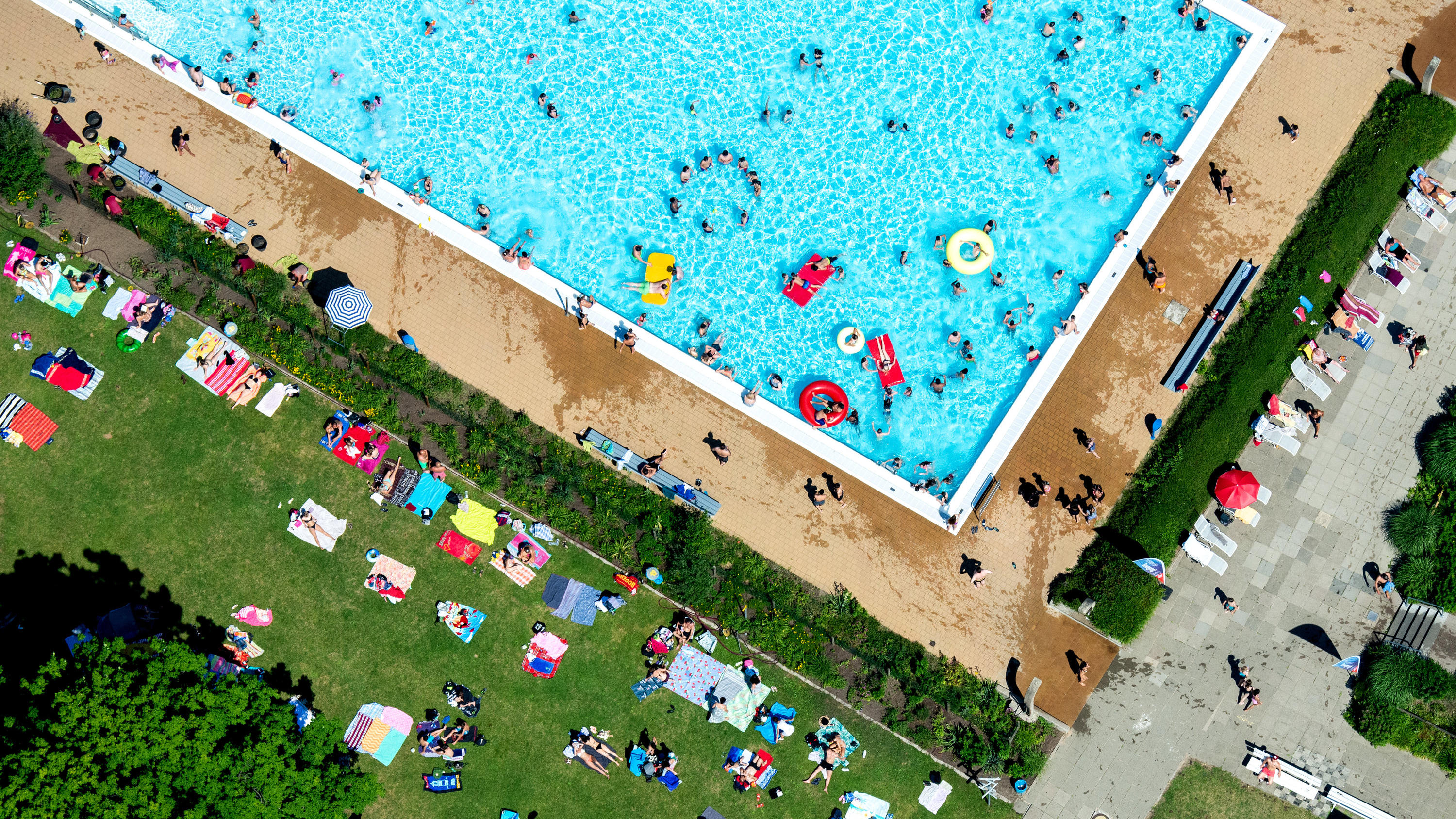 Das Wetter im Sommer 2019: Wir sind mittendrin 25.06.2019, Niedersachsen, Hannover: Badegäste planschen bei sommerlichen Temperaturen im Freibad Ricklinger Bad (Luftaufnahme aus Ultraleichtflugzeug). Foto: Hauke-Christian Dittrich/dpa +++ dpa-Bildfunk +++