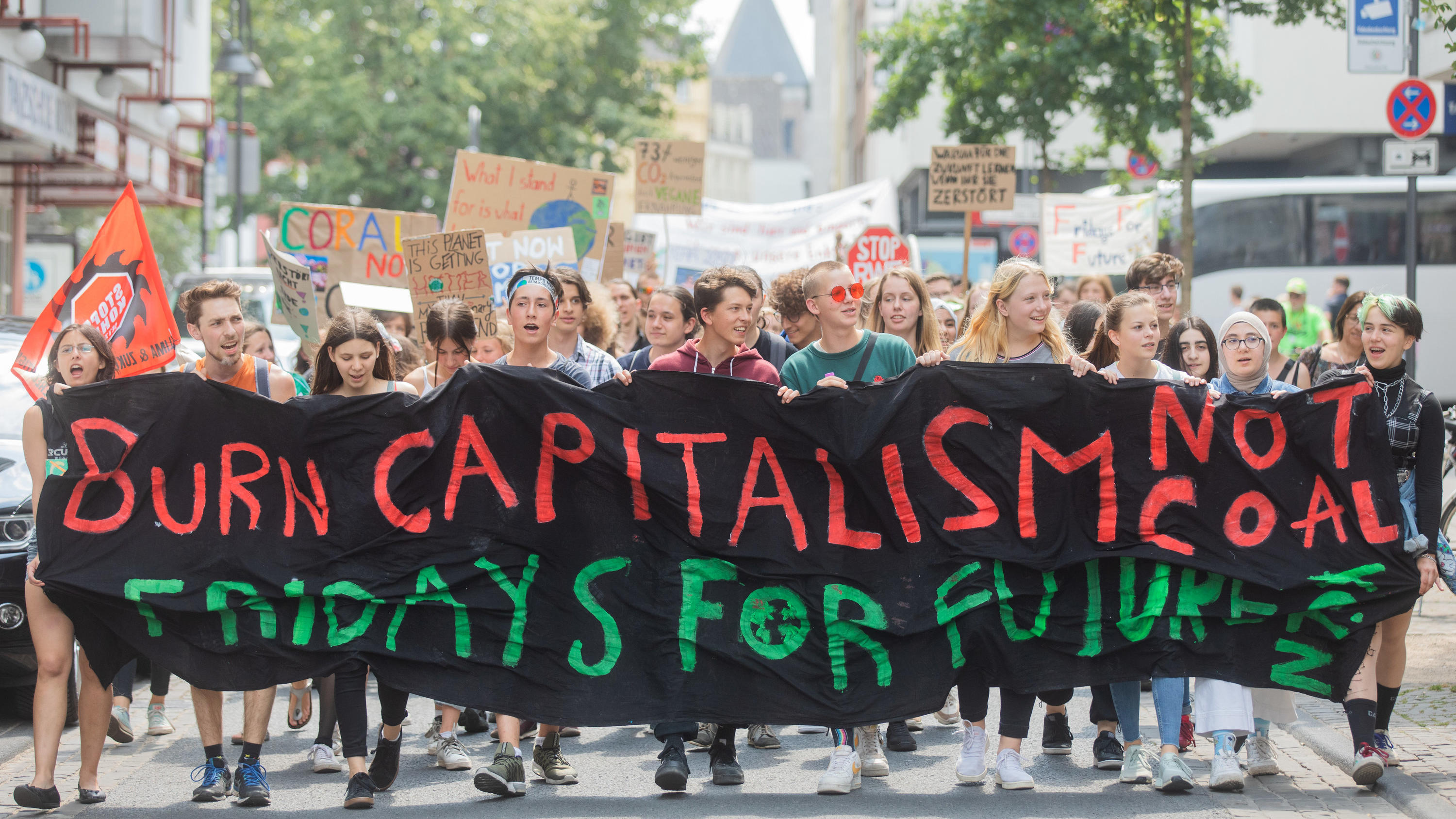 Kommentar zum Klimawandel: Wir spielen Russisch Roulette im Klima-Casino 12.07.2019, Nordrhein-Westfalen, Köln: Schüler und Studenten ziehen nach der Abschlusskundgebung einer Fridays for Future-Demonstration auf dem Alter Markt durch die Innenstadt. Klimaschützer von