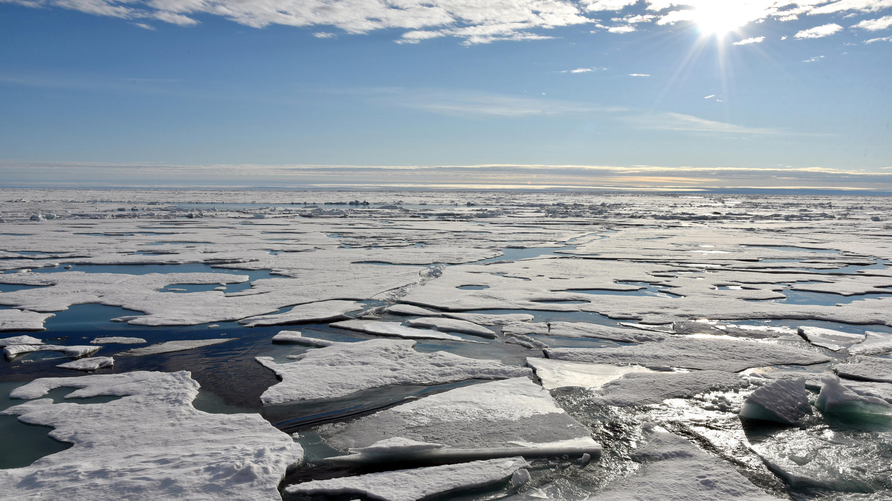 Ozonloch erstmals über dem Nordpol ARCHIV - 16.08.2015, ---, Nordpol: Auf dem Arktischen Ozean am Nordpol schwimmen mehrere Eisplatten. Der Meeresspiegel steigt generell mit dem Klimawandel - doch regional mit extremen Unterschieden. Der durchschnittliche Anstieg in der Arktis lag bei