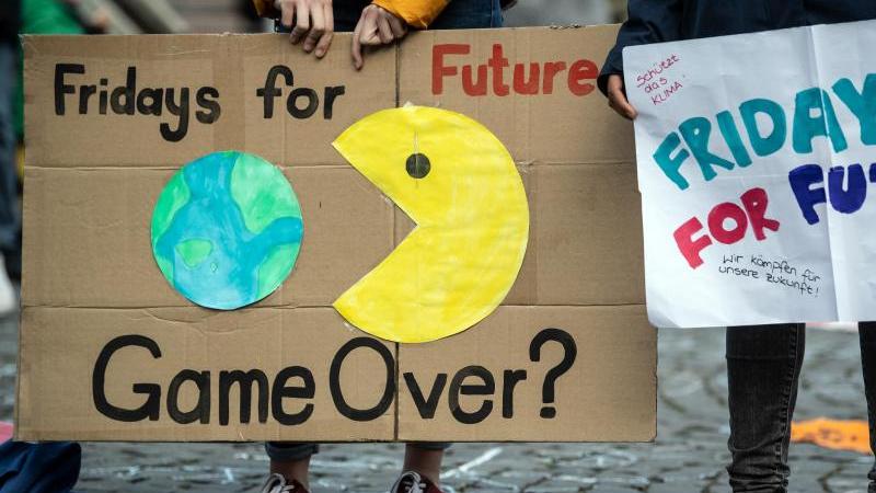 Erste Bußgelder gegen Klima-Schüler verhängt Schüler halten Schilder auf einer «Fridays For Future»-Demo