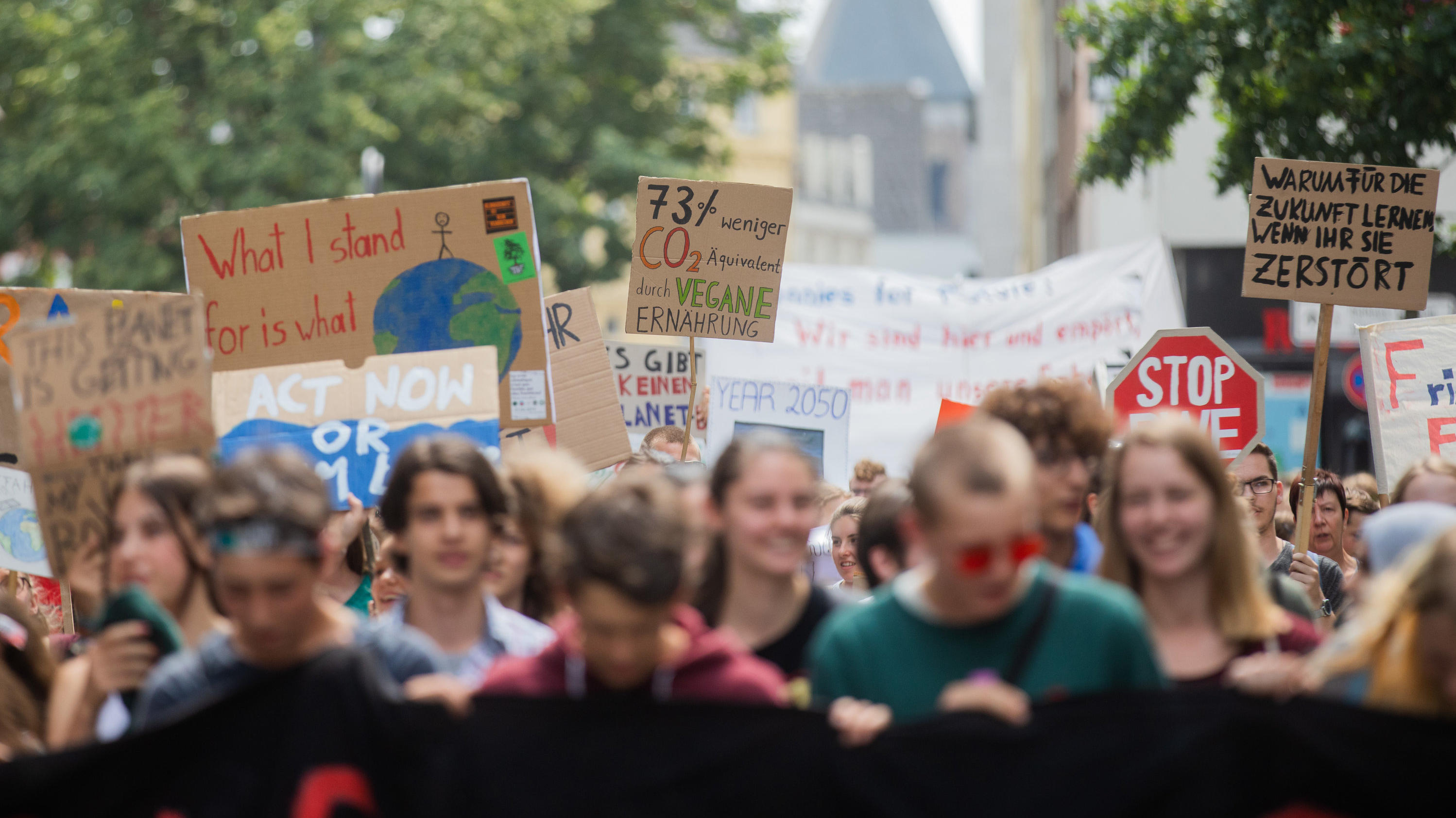 Erste Bußgelder gegen Klima-Schüler verhängt 12.07.2019, Nordrhein-Westfalen, Köln: Schüler und Studenten ziehen nach der Abschlusskundgebung einer Fridays for Future-Demonstration auf dem Alter Markt durch die Innenstadt. Klimaschützer von "Fridays for Future" hatten hier fünf Tage lang nonsto