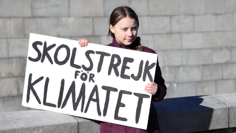 Schulstreik wird 100: Greta Thunbergs Schulstreiks fürs Klima in der 100. Woche So begann alles im August 2018: Greta Thunberg hält ihr Schild mit der Aufschrift