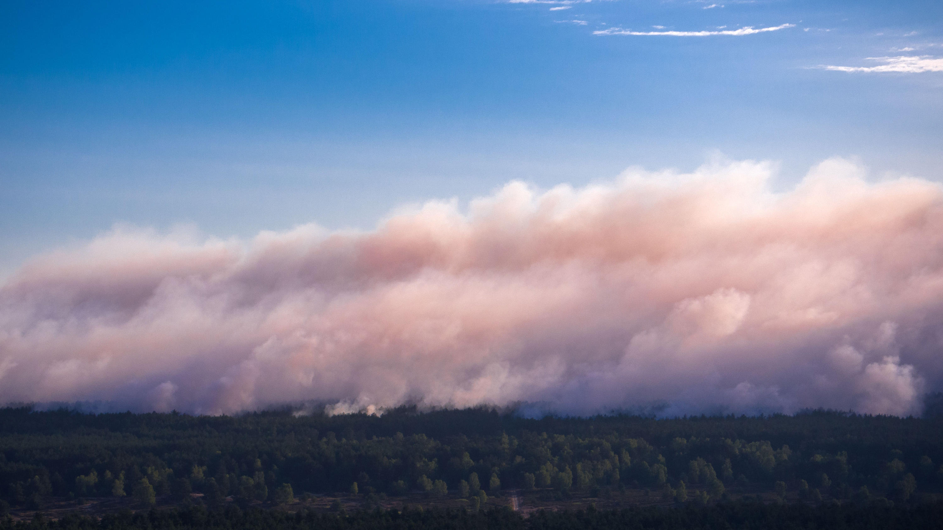 Vor einem Jahr wütete in Lübtheen das Feuer – jetzt herrscht wieder höchste Waldbrandgefahr 01.07.2019, Mecklenburg-Vorpommern, Alt Jabel: Rauch steigt bei einem großflächigen Waldbrand in der Nähe der evakuierten Ortschaft Alt Jabel aus dem Wald auf. (Luftaufnahme mit einer Drohne) Wegen des Brandes auf dem ehemaligen Truppenübungsplatz be