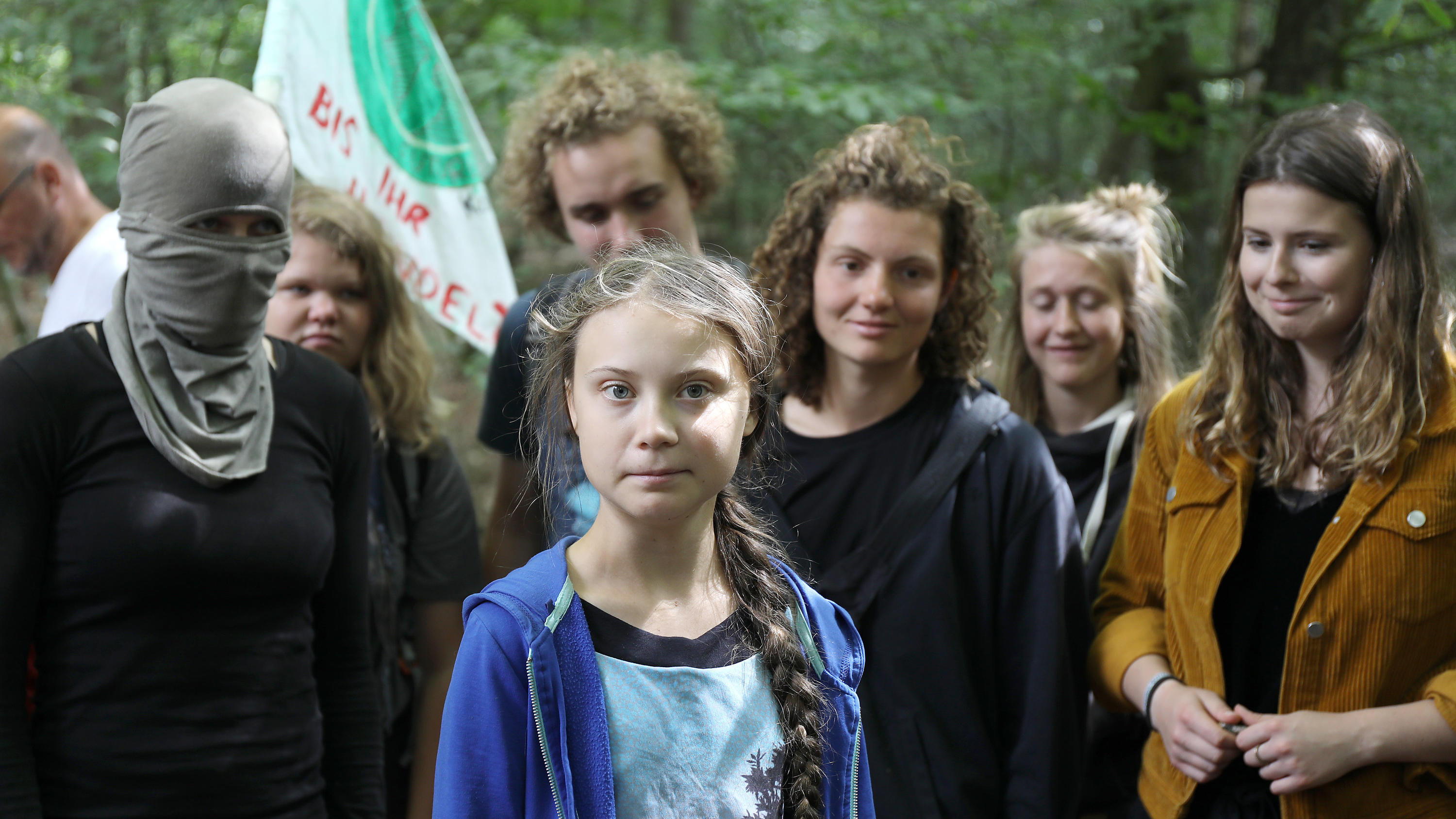 Braunkohle-Ausstieg: Abschalt-Fahrplan für Kohlekraftwerke steht fest Greta Thunberg (M), Klimaschutzaktivistin, steht mit Aktivisten im Hambacher Forst. Rechts steht Luisa Neubauer, die deutsche Organisatorin der Klimastreiks «Fridays for Future». Die Schwedin ha