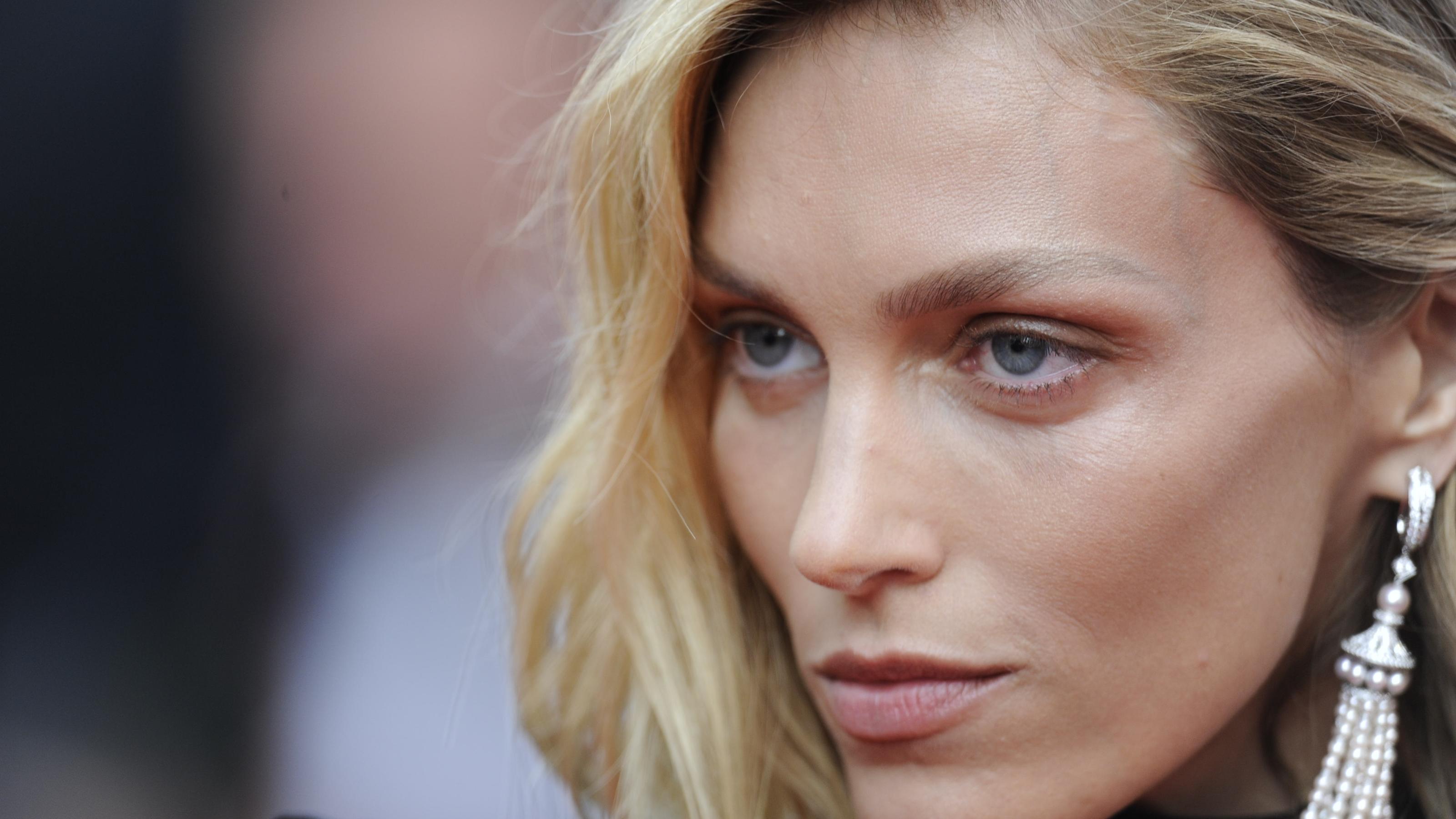 Super-Model Anja Rubik posiert gegen Plastikverschmutzung Super-Model Anja Rubik