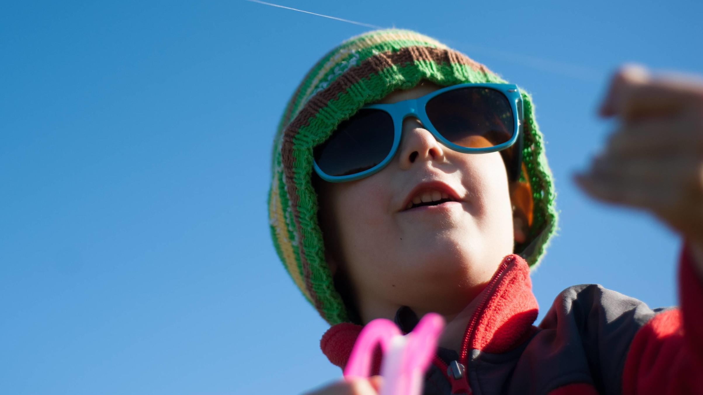 Der Frühherbst lässt grüßen: Frische Frühwerte! Junge lässt Drachen steigen EMOTIONEN/creative *** Boy lets fly kites EMOTIONS creative PUBLICATIONxINxGERxSUIxAUTxONLY photocase_1227961