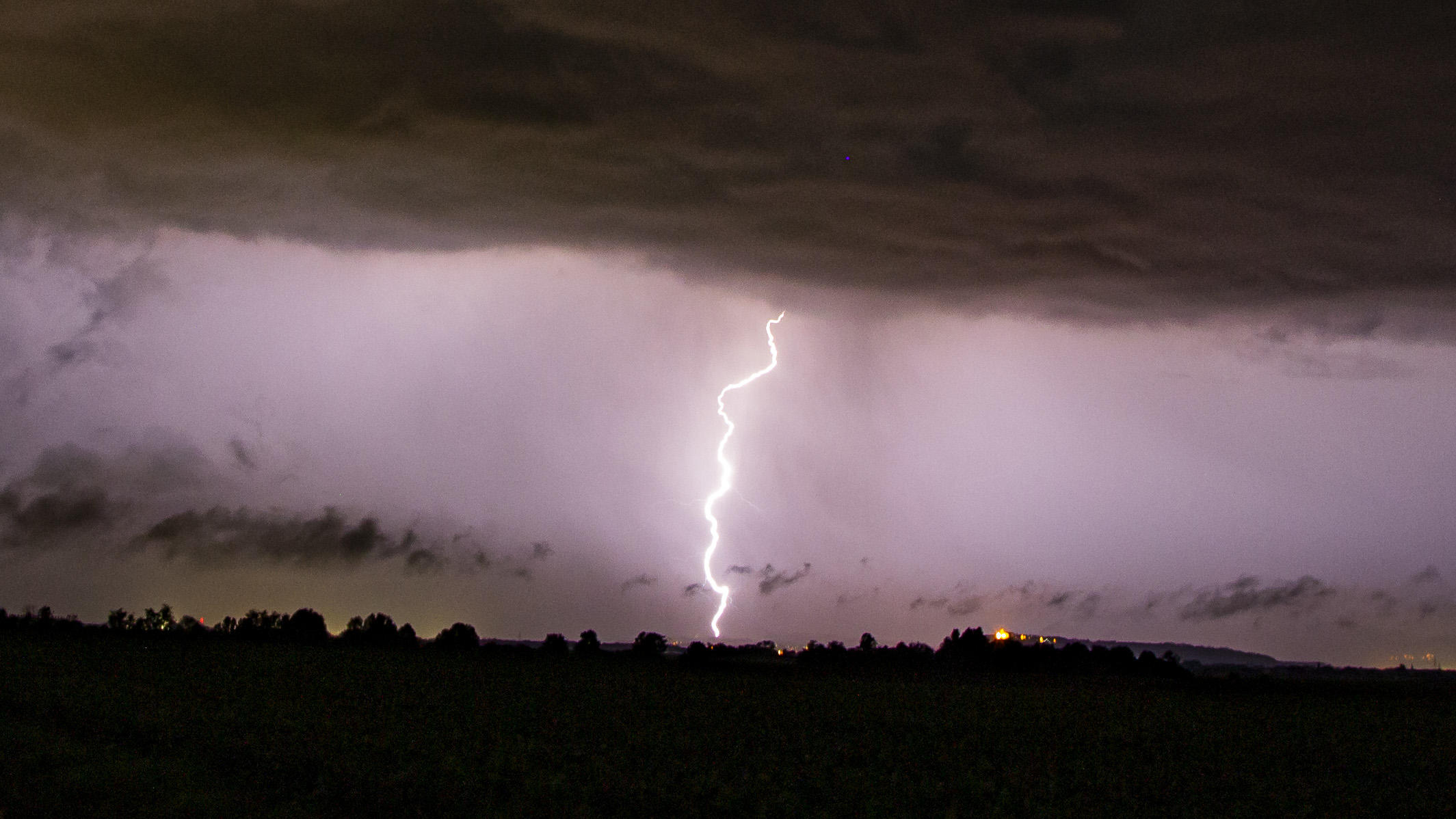 Der Sommer ist weg, die Gewitter gehen weiter 12.08.2019, Bayern, Maisach: Blitze sind am Nachthimmel zu sehen. Auch über Niederbayern und die Oberpfalz sind Gewitter hinweggezogen. Foto: Hartl/NEWS5/dpa +++ dpa-Bildfunk +++