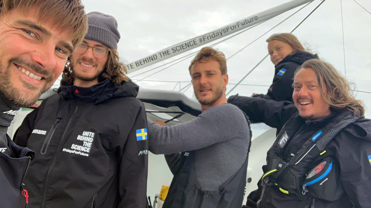 Greta Thunberg steuert am „Sturmtief" entlang HANDOUT - 15.08.2019, ---, Atlantik: Das vom Team Malizia herausgegebene Instagram-Selfie zeigt Boris Herrmann (l-r), Skipper, Nathan Grossman, Filmemacher, Pierre Casiraghi, Co-Skipper, Greta Thunberg, Klimaaktivistin aus Schweden, und ihren Vater S