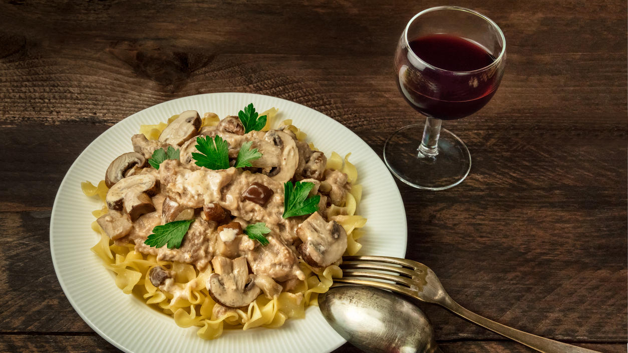 Achtung! Diese Pilze vertragen sich nicht mit Alkohol Boeuf Stroganoff mit Pilzen und Wein