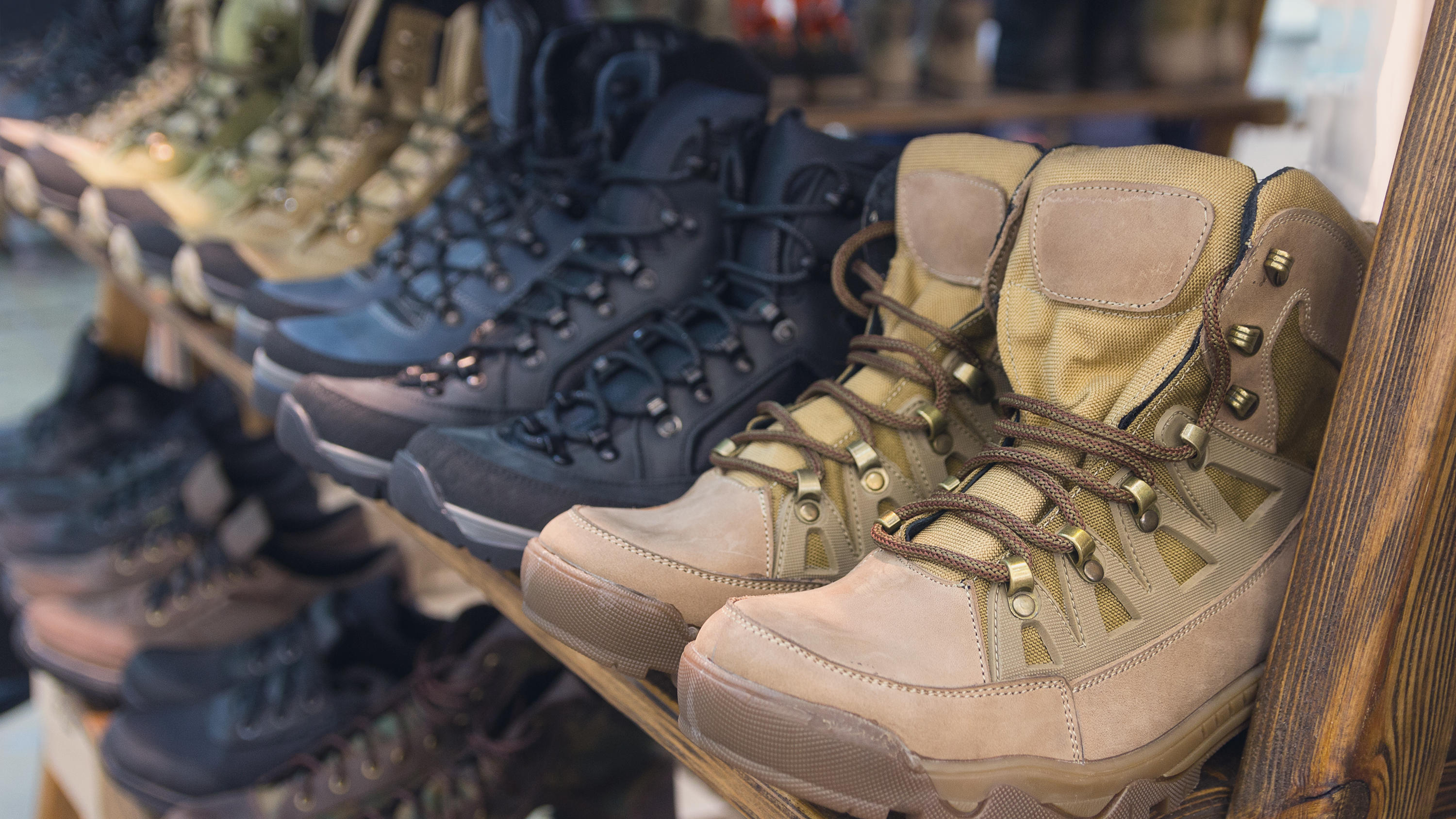 Kaufberatung: Die richtigen Wanderschuhe finden - so geht's Nichts überstürzen beim Wanderschuhkauf