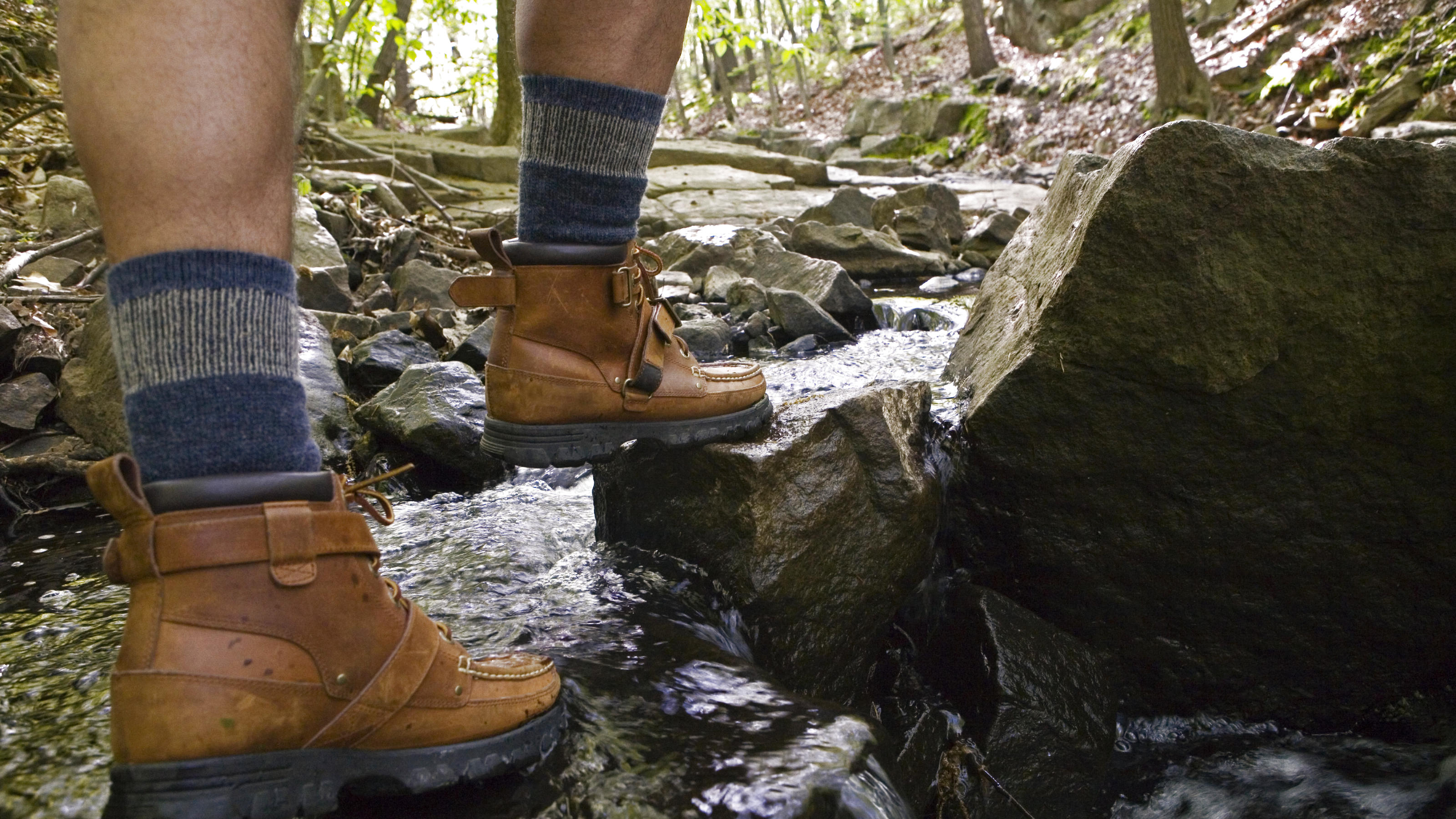 Kaufberatung: Die richtigen Wanderschuhe finden - so geht's Falsche Socken beim Wandern können sehr unangenehm werden
