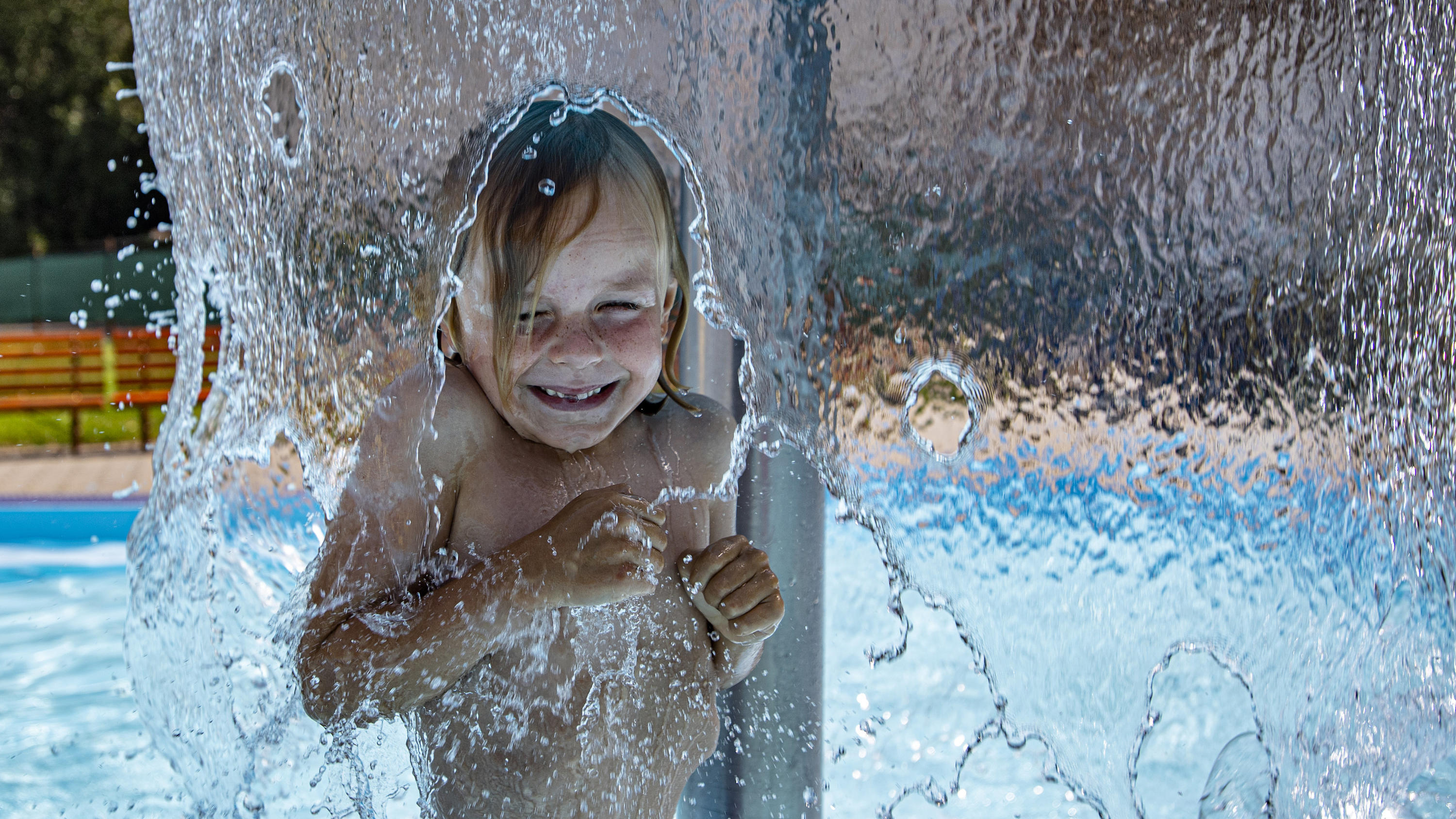 Letzte heiße Sommerzugabe, dann Absturz in den Herbst 01.08.2019, Tschechien, Nachod: Ein Kind genießt die Abkühlung vom sonnigen Wetter im Schwimmbad. Foto: David Taneèek/CTK/dpa +++ dpa-Bildfunk +++