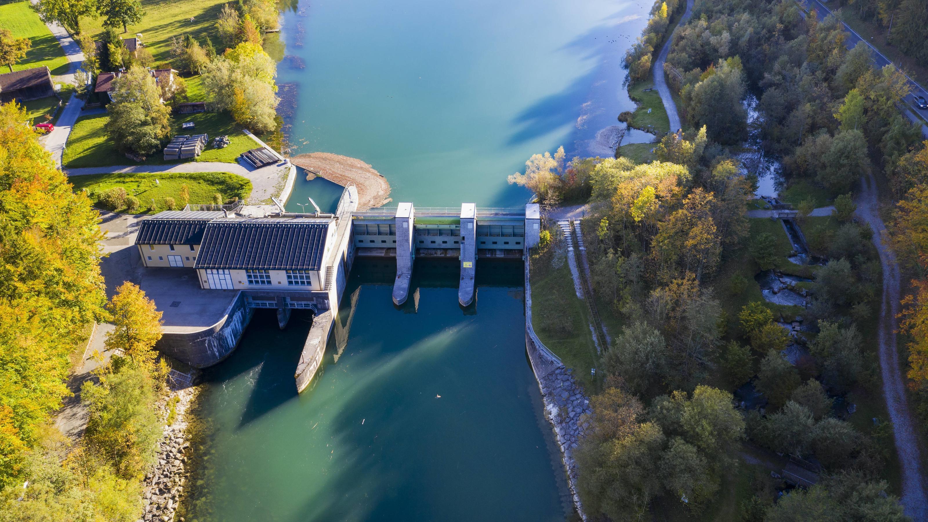 Klimaschutz-Rangliste: Die ersten drei Plätze bleiben leer - USA sind Letzter Germany, Upper Bavaria, Power Plant Bad Toelz, Isar dam near Bad Toelz PUBLICATIONxINxGERxSUIxAUTxHUNxONLY SIEF08125