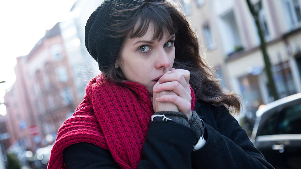 Winterwetter 2019/2020: Ein kalter, trockener Winter wäre ein „Worst-Case“-Szenario Eine junge Frau reibt sich am 05.01.2017 in einer Strasse in Hamburg die Haende, weil ihr kalt ist. (gestellte Szene) Foto: Christin Klose | Verwendung weltweit