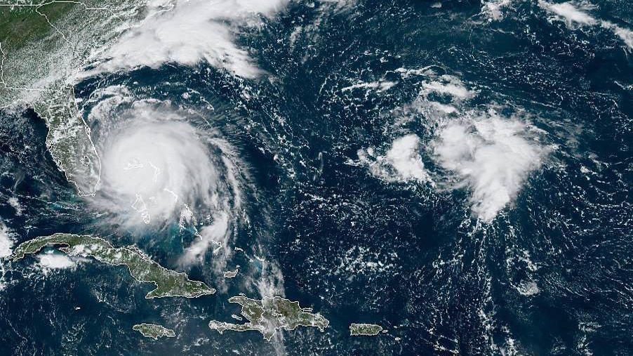 Hurrikan „Dorian“ kommt nach Europa - und macht vielleicht die Tür auf für ein kleines Sommer-Comeback HANDOUT - 02.09.2019, Bahamas, Nassau: Dieses von der «National Oceanic and Atmospheric Administration» (NOAA) zur Verfügung gestellte Satellitenbild zeigt am 02.09.2019 um 16:40 Uhr UTC zeigt den Hurrikan «Dorian» (l) über den Bahamas. Foto: GOES-16