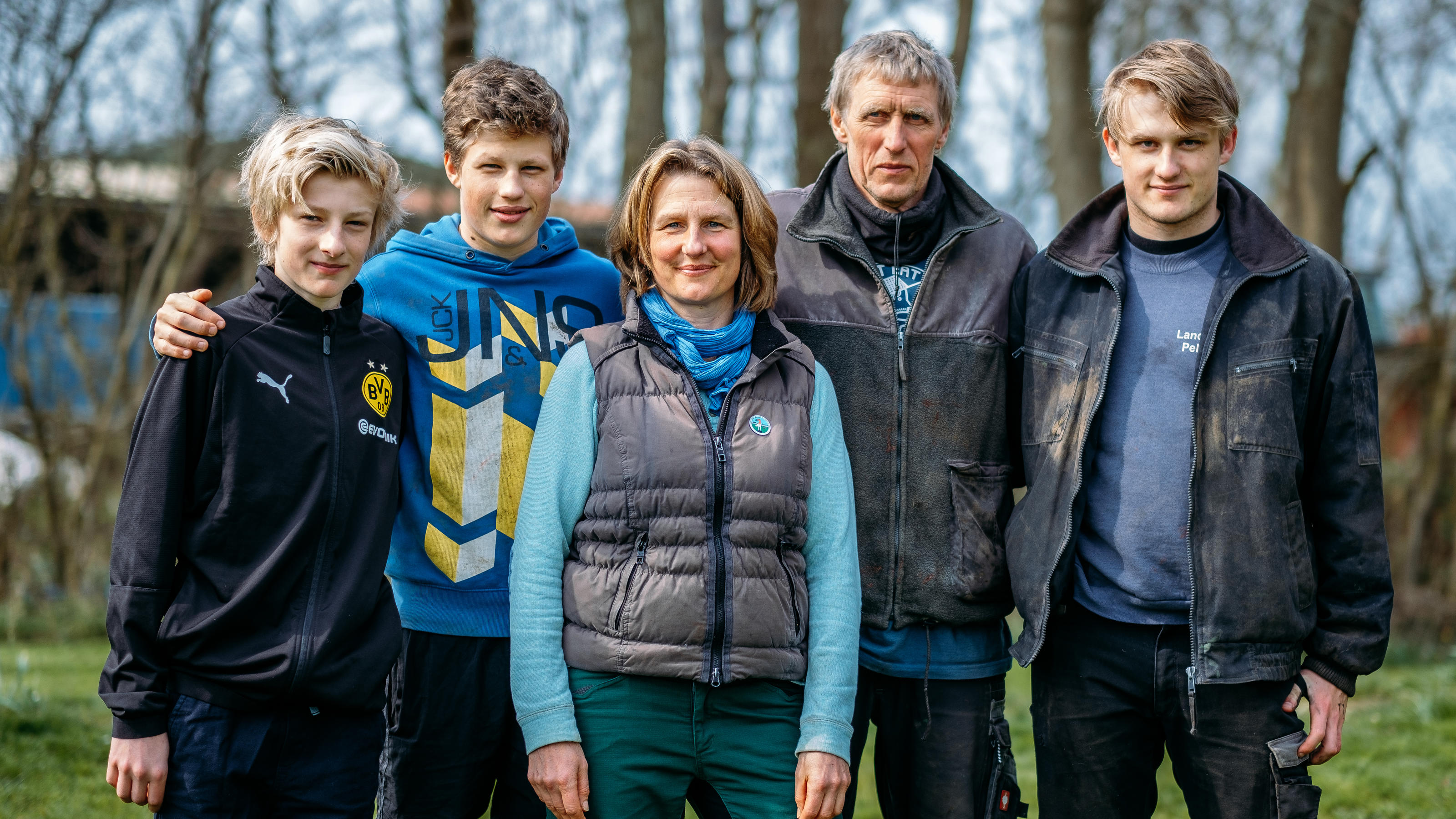 Bundesregierung wird gegen Klimawandel verklagt 04.04.2019, Schleswig-Holstein, Pellworm: Jakob (l-r),Hannes, Silke, Jörg und Paul Backsen stehen vor ihrem Hof Edenswarf. Während die Bundesregierung in Berlin um neue Klimagesetze streitet, hat man auf der Insel Pellworm Angst davor unterzugehen. D