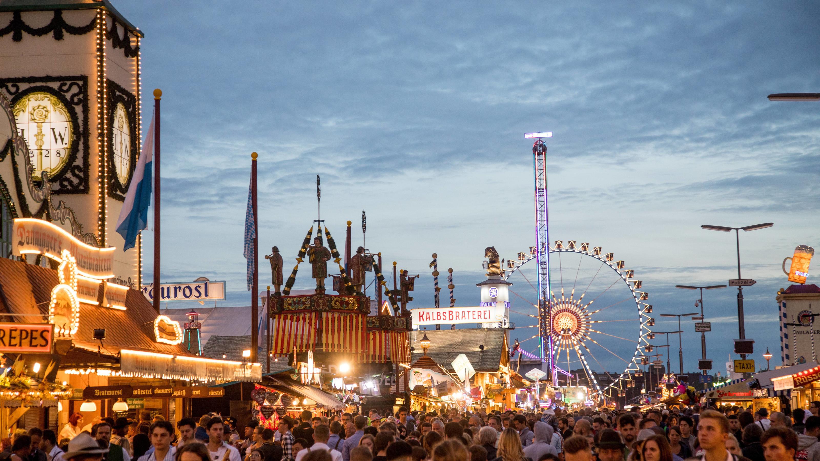 Das 30-Tage-Wetter vom 07.09.2019: Ex-Hurrikan „Dorian“ bringt uns den Altweibersommer und dann? Oktoberfest 2018 zur blauen Stunde Erster Abend (22.09.2018) auf dem Oktoberfest 2018 zur blauen Stunde, Blick zum Riesenrad, München Deutschland *** Oktoberfest 2018 at the blue hour First evening 22 09 2018 at the Oktoberfest 2018 at the blue hour