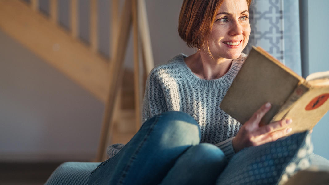 Amazon-Charts: Das sind die 5 Top-Bücher der Woche Frau liest ein Buch