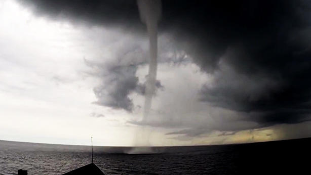 Griechenland, Türkei und Balkan: Gewitter mit Starkregen, Hagel, Orkanböen, Tornado-Gefahr Das Foto zeigt eine Wasserhose. Dabei handelt es sich um einen Tornado, der sich über dem Wasser gebildet hat.