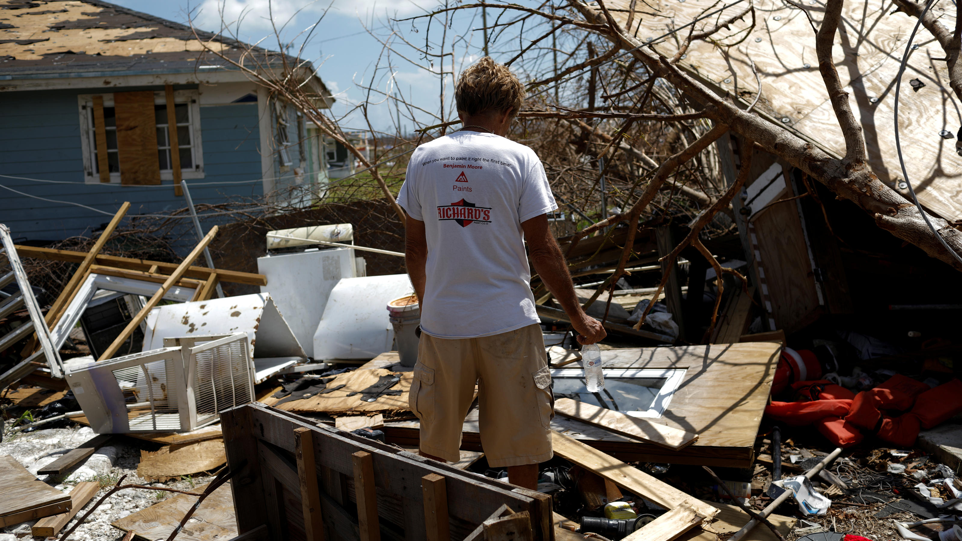 Nach Hurrikan A man looks the devastated cabin at the back yard of his house after Hurricane Dorian hit the Abaco Islands in Spring City, Bahamas, September 11, 2019. REUTERS/Marco Bello