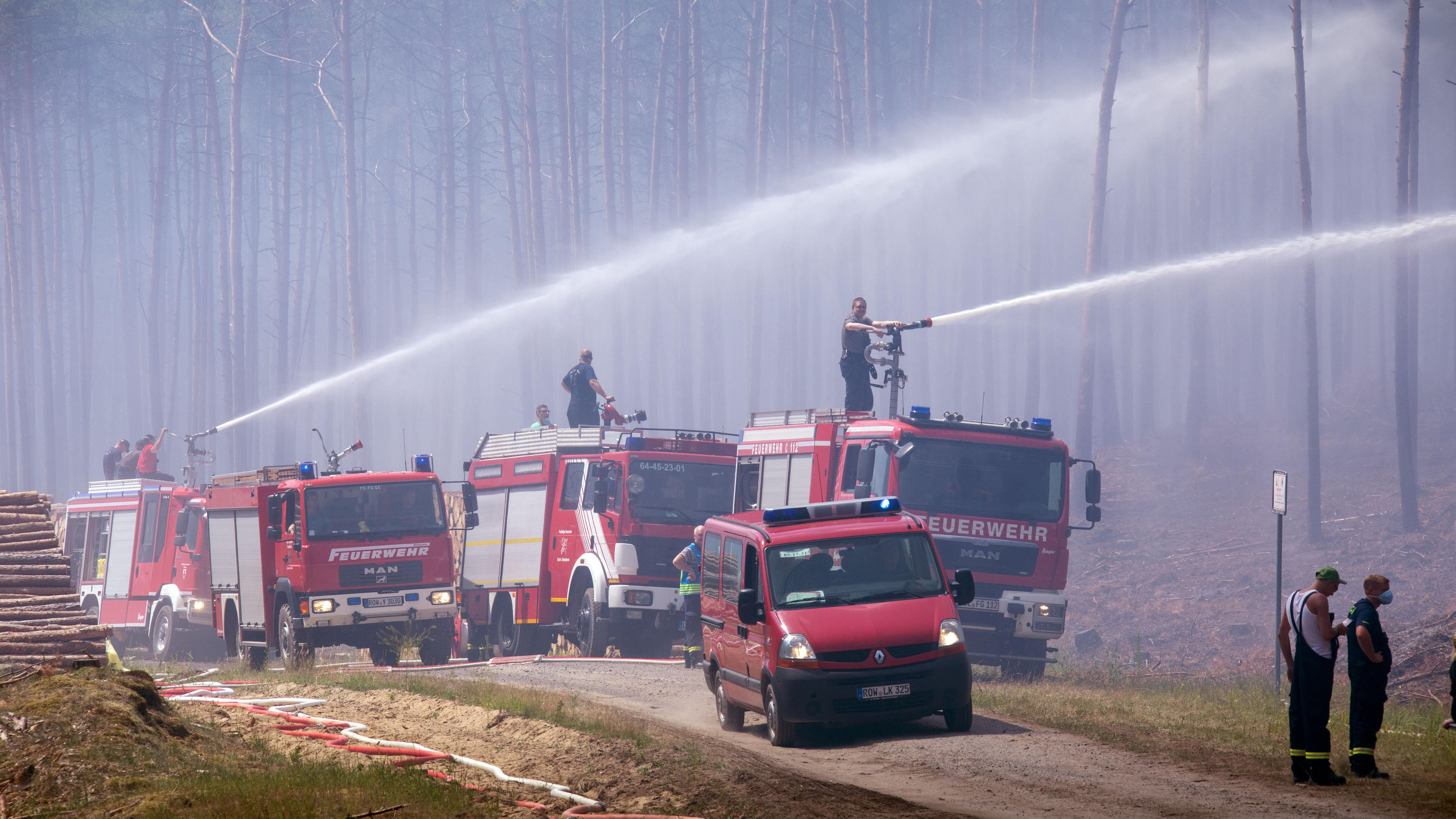 Erhöhte Waldbrandgefahr auch oder gerade jetzt im April ARCHIV - 01.07.2019, Mecklenburg-Vorpommern, Alt Jabel: Feuerwehrleute löschen in der Nähe der evakuierten Ortschaft Alt Jabel einen großflächigen Waldbrand. Am 07.09.2019 haben Landesregierung Mecklenburg-Vorpommern und Landkreis Ludwigslust-Parchim