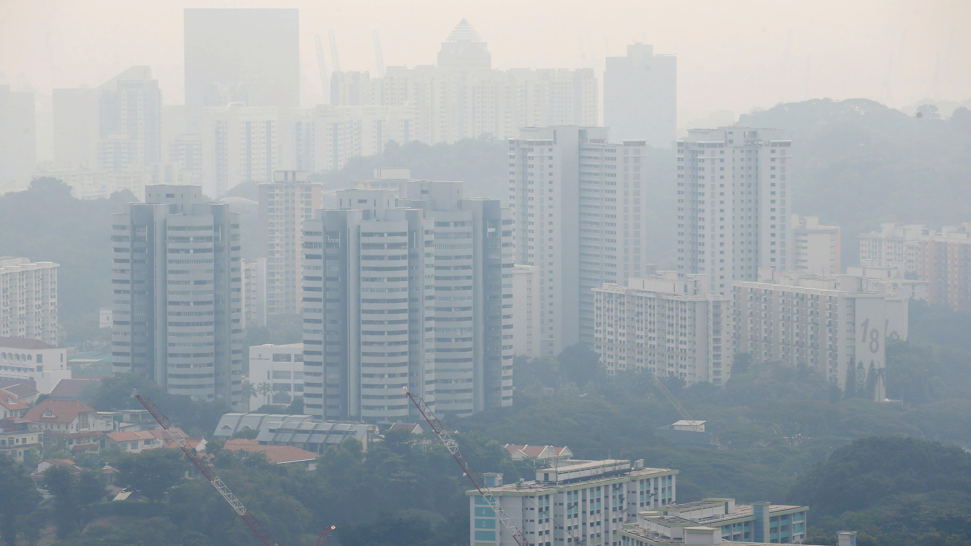 Dicke Luft in Singapur - Sorge um Formel- 1-GP Häuserblocks in Singapur im Dunst