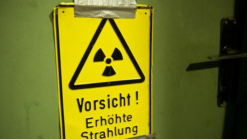Mysteriöse Messwerte: Erhöhte Radioaktivität über Nordeuropa festgestellt Warnschild für Radioaktivität klebt an Tür