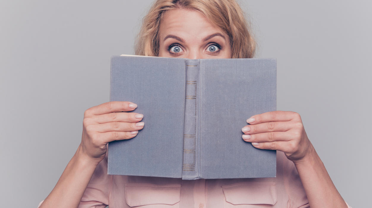 Amazon-Charts: Neuer Stephen King stürmt die Bestseller-Liste Frau gruselt sich