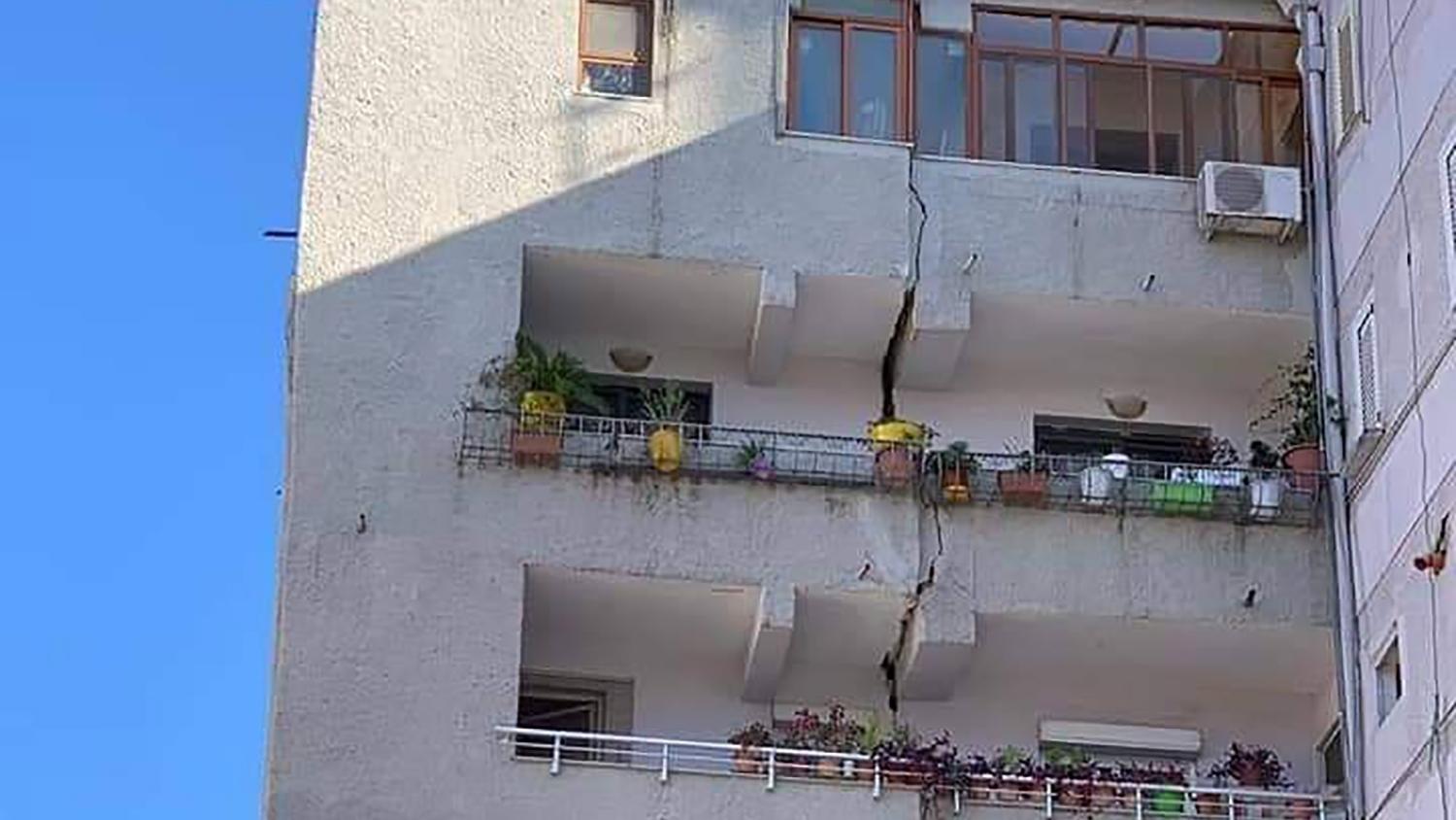 Mehrere Erdbeben in Albanien - über 100 Menschen verletzt 21.09.2019, Albanien, Tirana: Ein Gebäude ist durch einen vertikalen Riss über mehrere Etagen beschädigt. Mehrere Erdbeben haben den Balkanstaat Albanien erschüttert. Foto: Uncredited/AP/dpa +++ dpa-Bildfunk +++