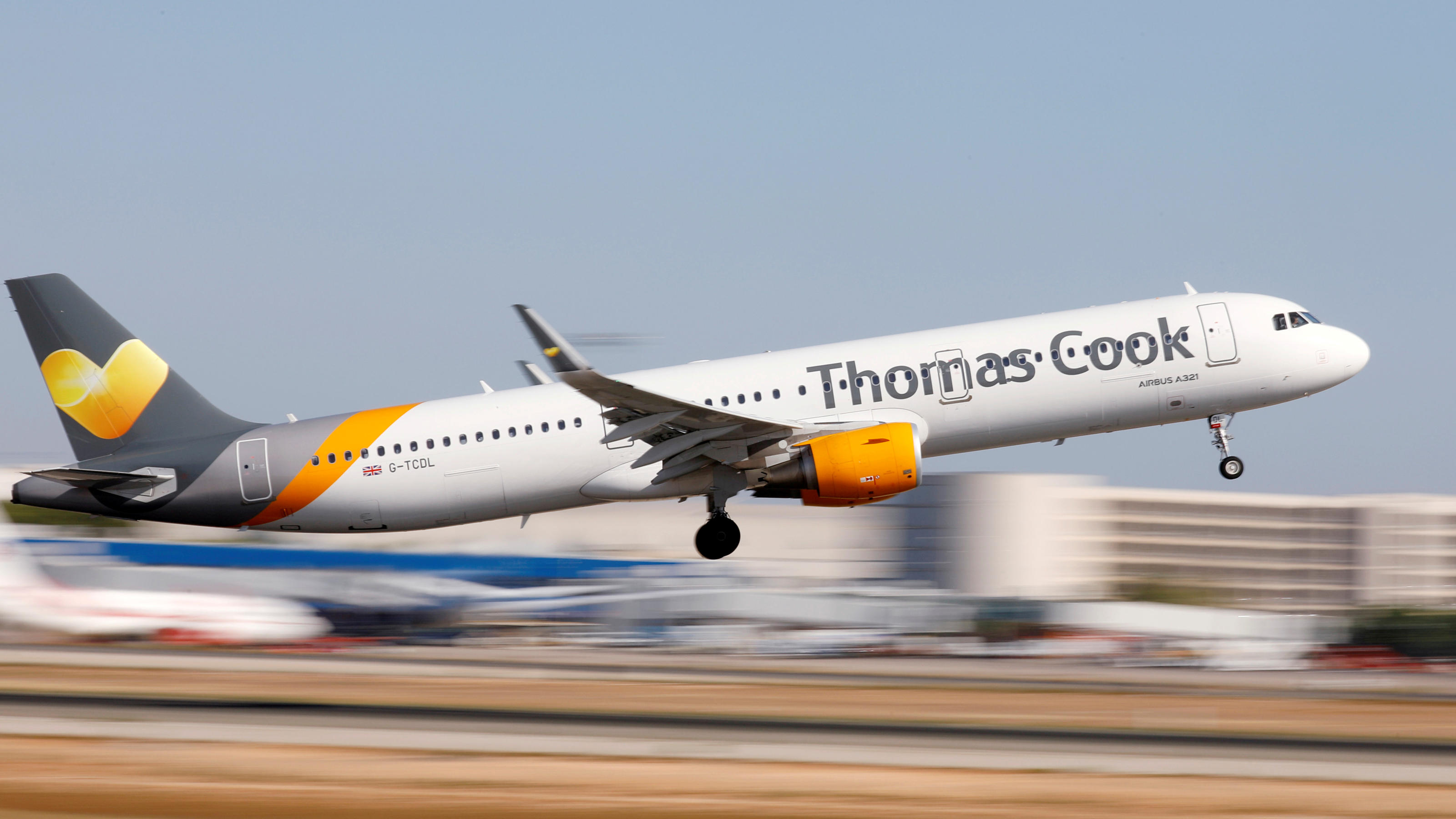 Britische Touristen „wie Geiseln“ in Hotel festgehalten FILE PHOTO: A Thomas Cook Airbus A321-200 airplane takes off at the airport in Palma de Mallorca, Spain, July 28, 2018. REUTERS/Paul Hanna/File Photo