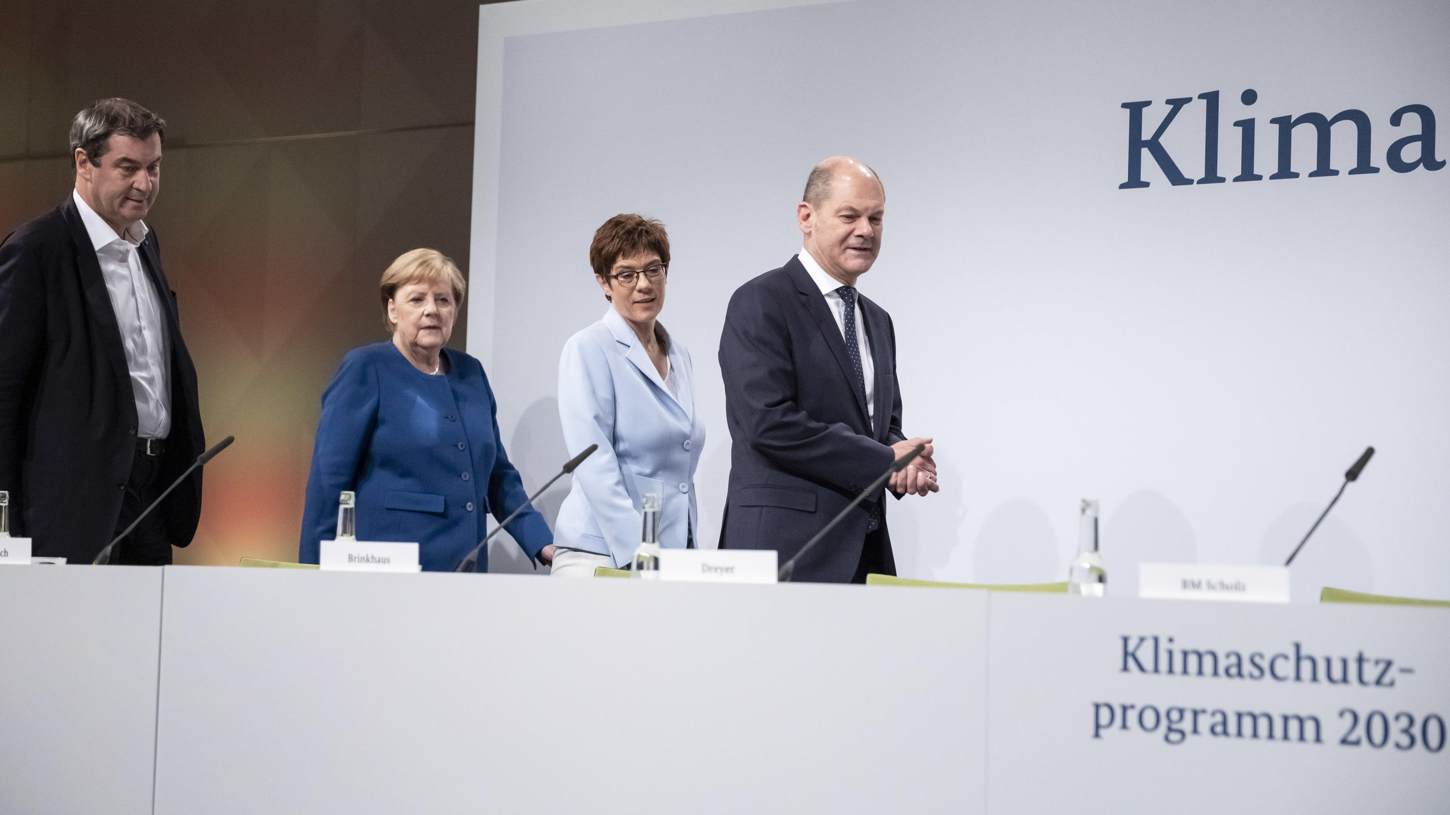 Kommentar zum Klimawandel: Wir spielen Russisch Roulette im Klima-Casino 20.09.2019, Berlin: Markus Söder (l-r), Ministerpräsident von Bayern und CSU-Vorsitzender, Bundeskanzlerin Angela Merkel (CDU), Annegret Kramp-Karrenbauer, Bundesministerin der Verteidigung und CDU-Vorsitzende, und Olaf Scholz (SPD), Bundesfinanzmini