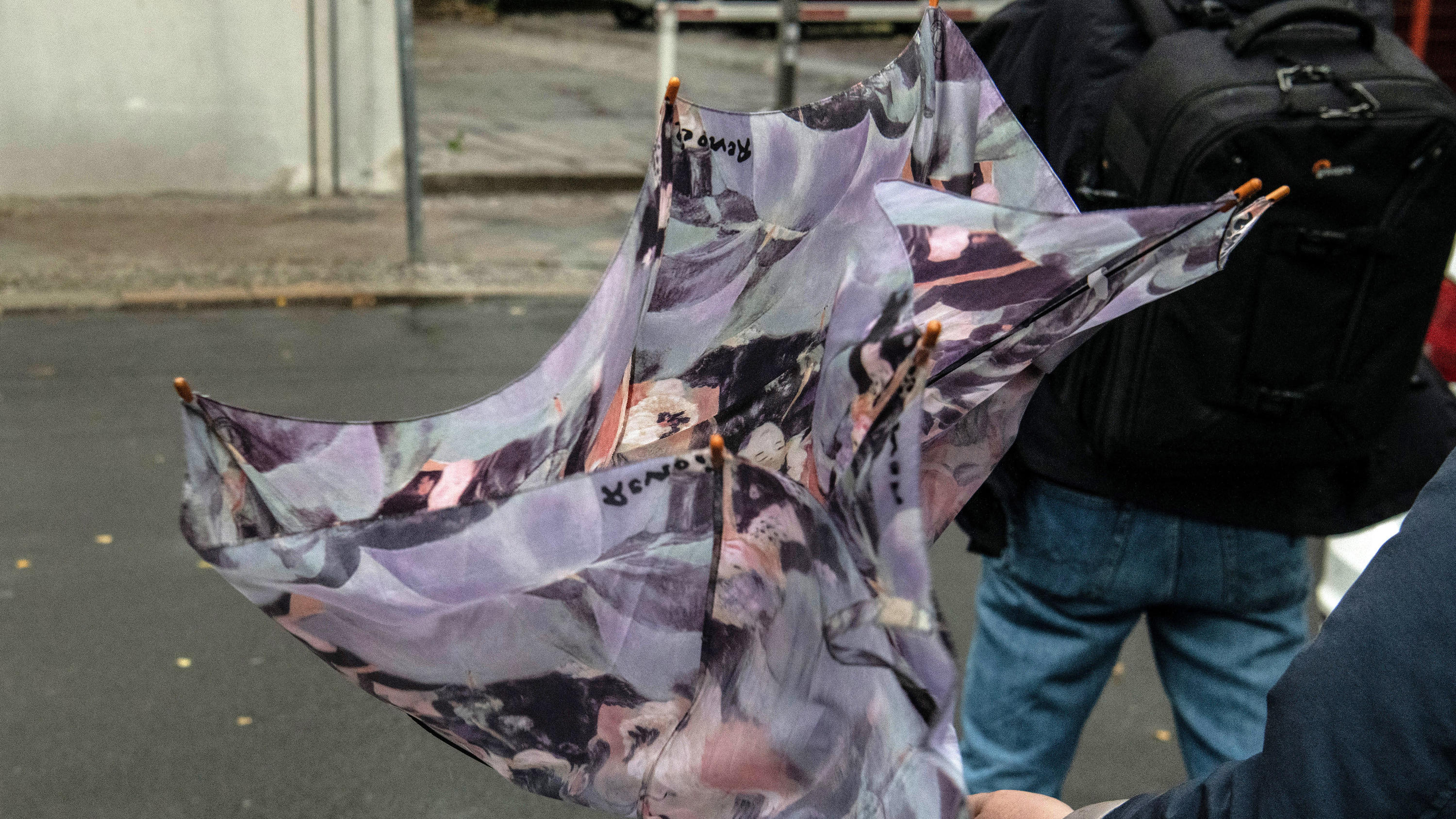 Wetterbericht für Deutschland für den 02.11.2019: Warm und nass 30.09.2019, Berlin: Eine Frau kämpft mit ihrem Schirm, der von einer starken Windböe zusammengefaltet wurde. Foto: Paul Zinken/dpa +++ dpa-Bildfunk +++