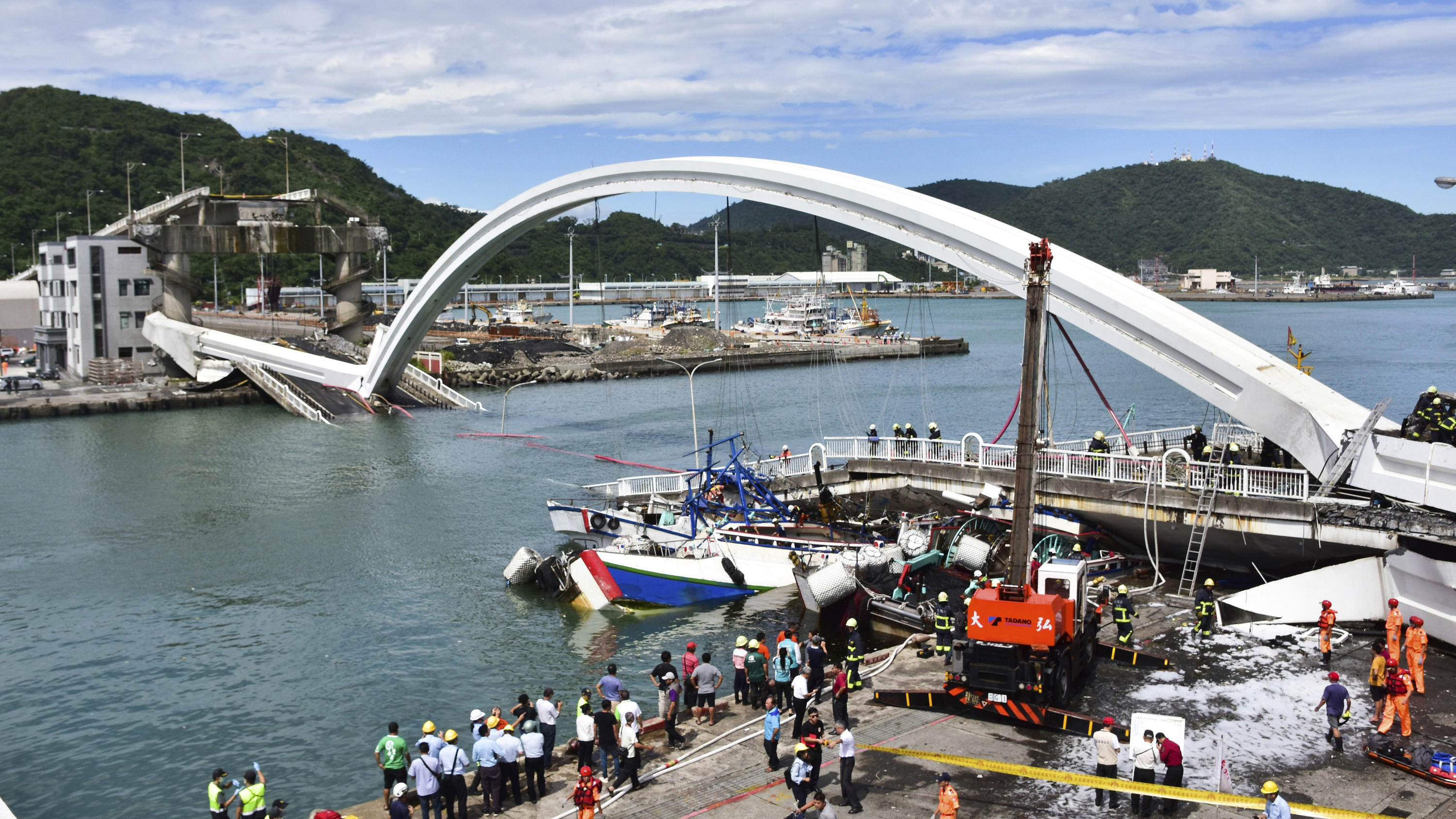 Brücke in Taiwan eingestürzt: Mindestens vier Tote 01.10.2019, Taiwan, Nanfangao: Feuerwehrleute und Rettungskräfte arbeiten am Unfallort nach dem Einsturz einer Brücke. Taifun «Mitag» hat in Taiwan eine Brücke einstürzen lassen und auch weitere schwere Schäden hervorgerufen. Nach Angaben der Nationa